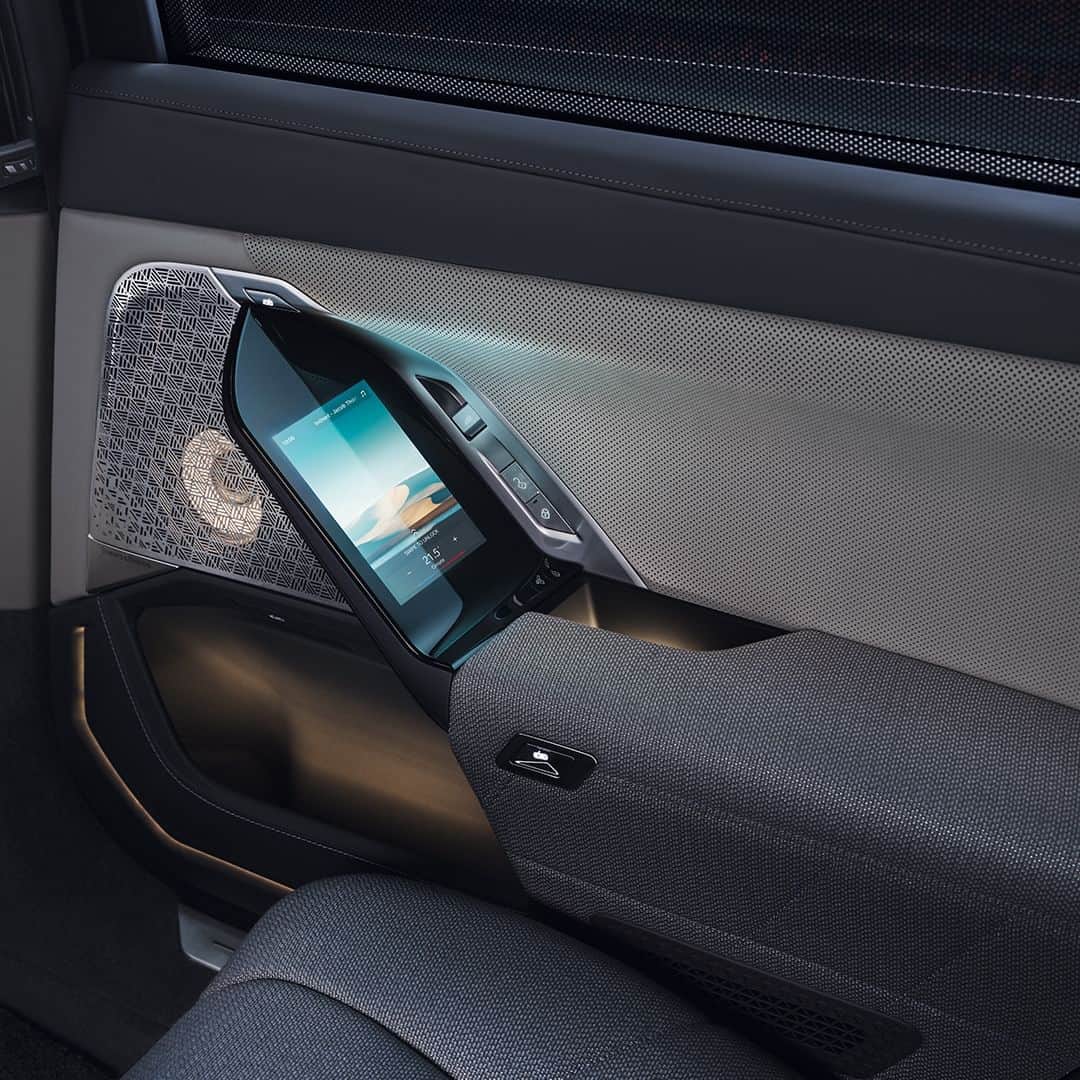 BMW Japanさんのインスタグラム写真 - (BMW JapanInstagram)「完全電動ラグジュアリー・セダン、BMW i7に新たな2つのモデルが登場。 ニュー BMW i7 M70 ニュー BMW  i7 eDrive50  ニュー BMW i7 M70  インタラクション・バーとカーブド・ディスプレイを備えた革新的なコックピットのインテリア・デザイン。 Individualレザー・メリノ／ウール・カシミヤ・コンビネーションの専用仕様を施したエグゼクティブ・ラウンジ・シートで格別な寛ぎをご堪能いただけます。  ニュー BMW  i7 eDrive50 先進的でラグジュアリーなコックピットに、リヤドアに一体化されたタッチスクリーン。洗練と先進を極めたインテリアで、美しく機能的な空間を実現しています。 プライベートラウンジさながらのリヤ・シートに身を委ねれば、ゆとりと上質にあふれた空間と極上のエンターテインメントが格別な寛ぎを約束します。  至高の歓びをもたらす新たな2つの完全電動ラグジュアリー・セダンで、究極的にエクスクルーシブな体験を約束します。  詳細は @bmwjapan アカウントトップのURLからチェック。   #BMW #駆けぬける歓び #BMWJapan #THEi7 #BMWi7 #BMWi7M70 #BMW7series #BMWelectric #elestricar #EVcar #電気自動車」5月31日 15時08分 - bmwjapan