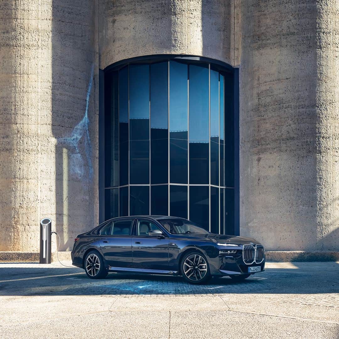 BMW Japanさんのインスタグラム写真 - (BMW JapanInstagram)「完全電動ラグジュアリー・セダン、BMW i7に新たな2つのモデルが登場。 ニュー BMW i7 M70 ニュー BMW  i7 eDrive50  ニュー BMW i7 M70  インタラクション・バーとカーブド・ディスプレイを備えた革新的なコックピットのインテリア・デザイン。 Individualレザー・メリノ／ウール・カシミヤ・コンビネーションの専用仕様を施したエグゼクティブ・ラウンジ・シートで格別な寛ぎをご堪能いただけます。  ニュー BMW  i7 eDrive50 先進的でラグジュアリーなコックピットに、リヤドアに一体化されたタッチスクリーン。洗練と先進を極めたインテリアで、美しく機能的な空間を実現しています。 プライベートラウンジさながらのリヤ・シートに身を委ねれば、ゆとりと上質にあふれた空間と極上のエンターテインメントが格別な寛ぎを約束します。  至高の歓びをもたらす新たな2つの完全電動ラグジュアリー・セダンで、究極的にエクスクルーシブな体験を約束します。  詳細は @bmwjapan アカウントトップのURLからチェック。   #BMW #駆けぬける歓び #BMWJapan #THEi7 #BMWi7 #BMWi7M70 #BMW7series #BMWelectric #elestricar #EVcar #電気自動車」5月31日 15時08分 - bmwjapan