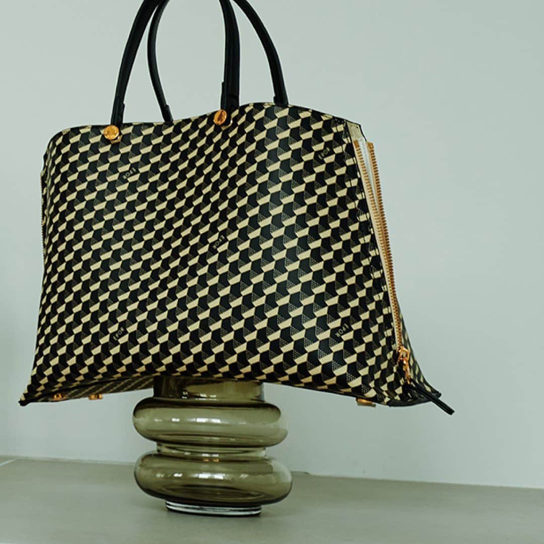 ロペのインスタグラム：「2023 ÉPOR New model |  Y BAG MONOGRAM ⁡ 働く女性のバッグを提案する「ÉPOR（ロペ エポール）」では、デザイン性と多機能な通勤バッグを豊富にラインアップ。 今回、ÉPORで大人気のY BAGシリーズから新モデル「Y BAG MONOGRAM（YACHET PATTERN）」が登場！ 洗練された佇まいはそのままに、シックさとリッチ感漂うモノグラムバッグに仕上げました。 ⁡ ⁡ ⁡ ▶ITEM ⁡ #GGX83500 Y BAG MONOGRAM Medium ¥19,800 (税込) ⁡ #GGX83510 Y BAG MONOGRAM Mini ¥17,600 (税込) ⁡ J'aDoRe JUN ONLINEでご購入いただけます。 ⁡ ⁡ ⁡ @epor_rope @jadorejunonline #ÉPOR #ロペエポール #美しさととのう #ととのう #通勤バッグ #モノグラムバッグ #Ybag #Ybagmonogram #ロペ #ROPÉ #ropejp」