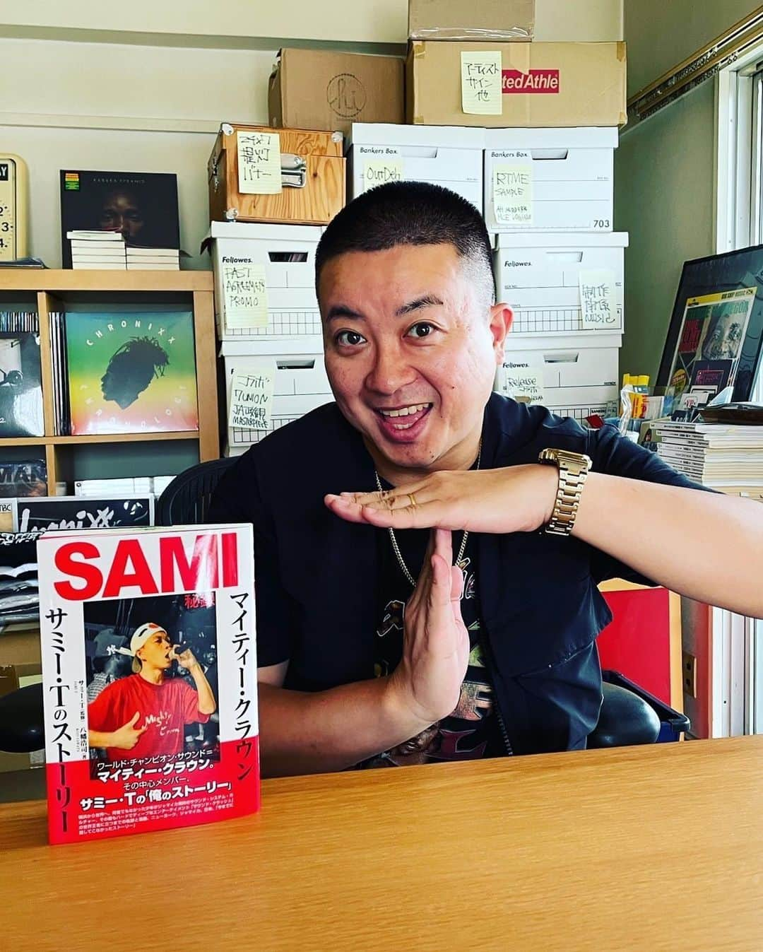 松尾駿さんのインスタグラム写真 - (松尾駿Instagram)「八幡さんの事務所に遊びに行ってサミーさんの本いただきました。 読むのか楽しみです！ 6月2日発売ですって！ @koji24x7yawata  @samicrown_lens」5月31日 20時42分 - matsuoshun