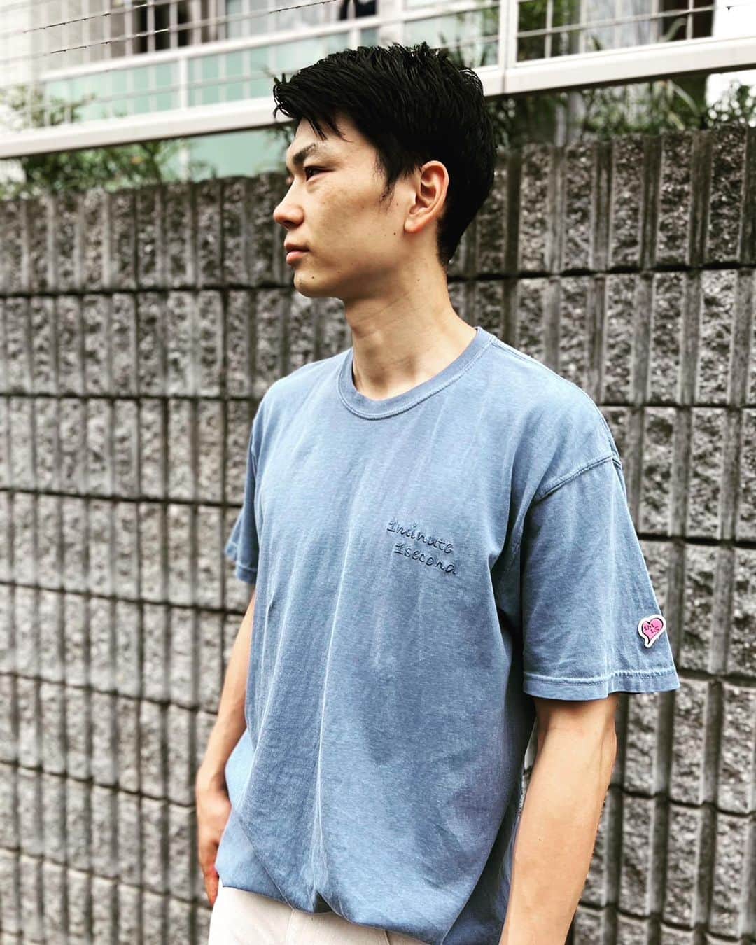 のインスタグラム：「夏に向けて☀️ 着心地、軽さ、色合いどれも好き👕 袖のハートもなんかかわいい❤️‍🔥 @1minute1second_official」