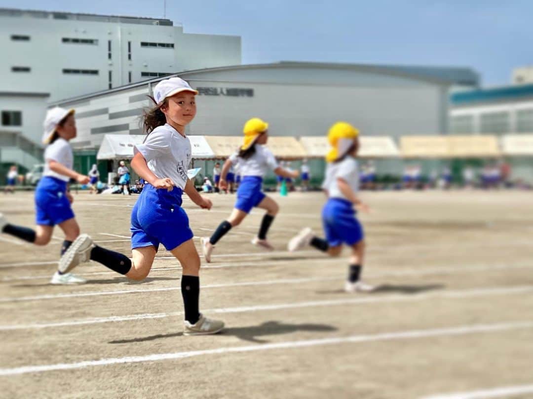 のインスタグラム：「先週のこと。 ねぇさん運動会🏃‍♂️  とりあえず、前向いて走ろうかw  みんなと同じ方向見ようかw  安定のカメラ目線ありがとうw  #長女 #運動会」