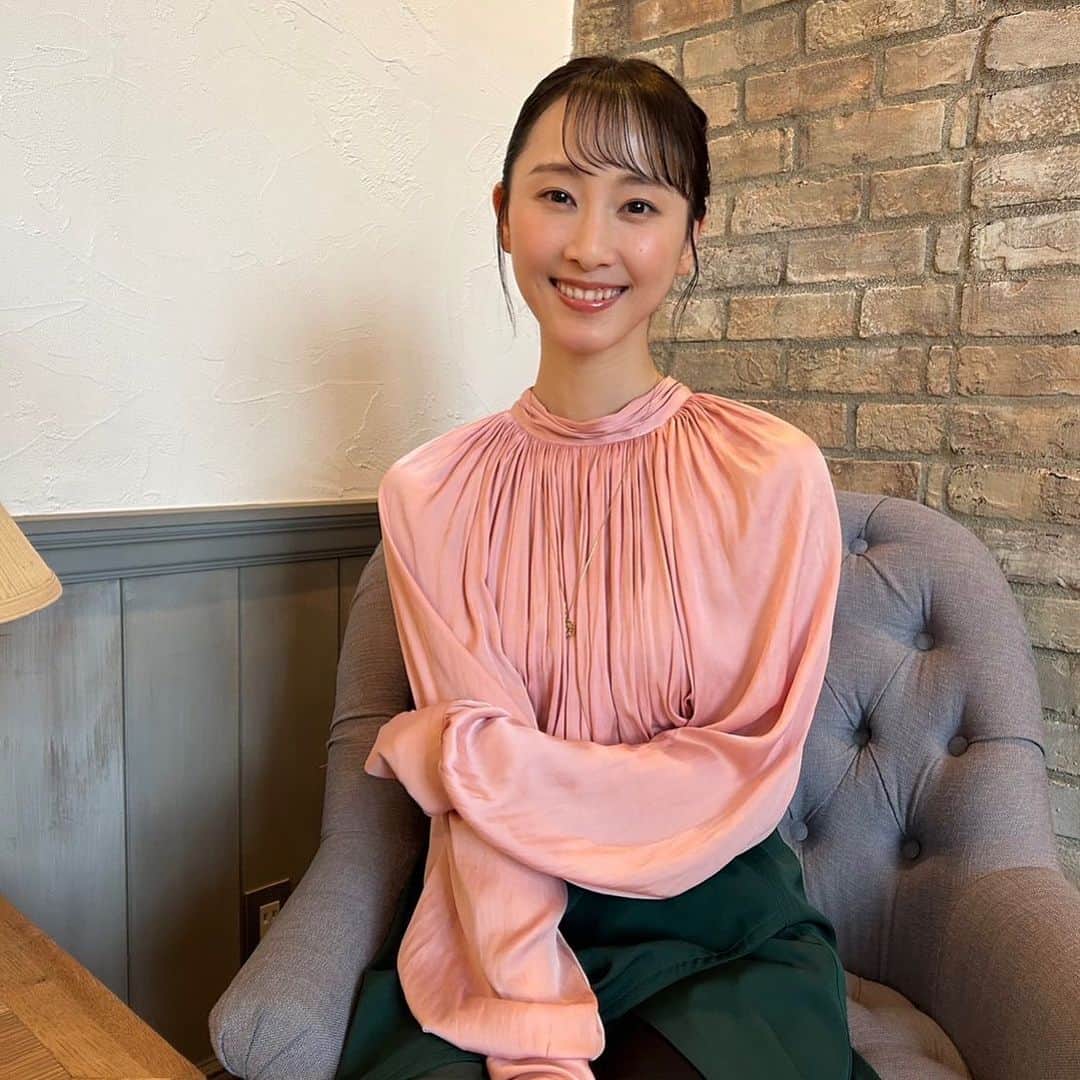 松井玲奈のインスタグラム：「『ミナト町純情オセロ』Blu-rayの一次予約締め切りが本日31日まで！ 特典のポストカード付きますよ✨ 東京、大阪公演の間に座談会の撮影をしていたのですが、それももう随分前のように感じます。公演の裏話や、好きな場面の話をたーっぷりしています！ ご予約はイーオシバイ.comにて、よろしくお願いします！」