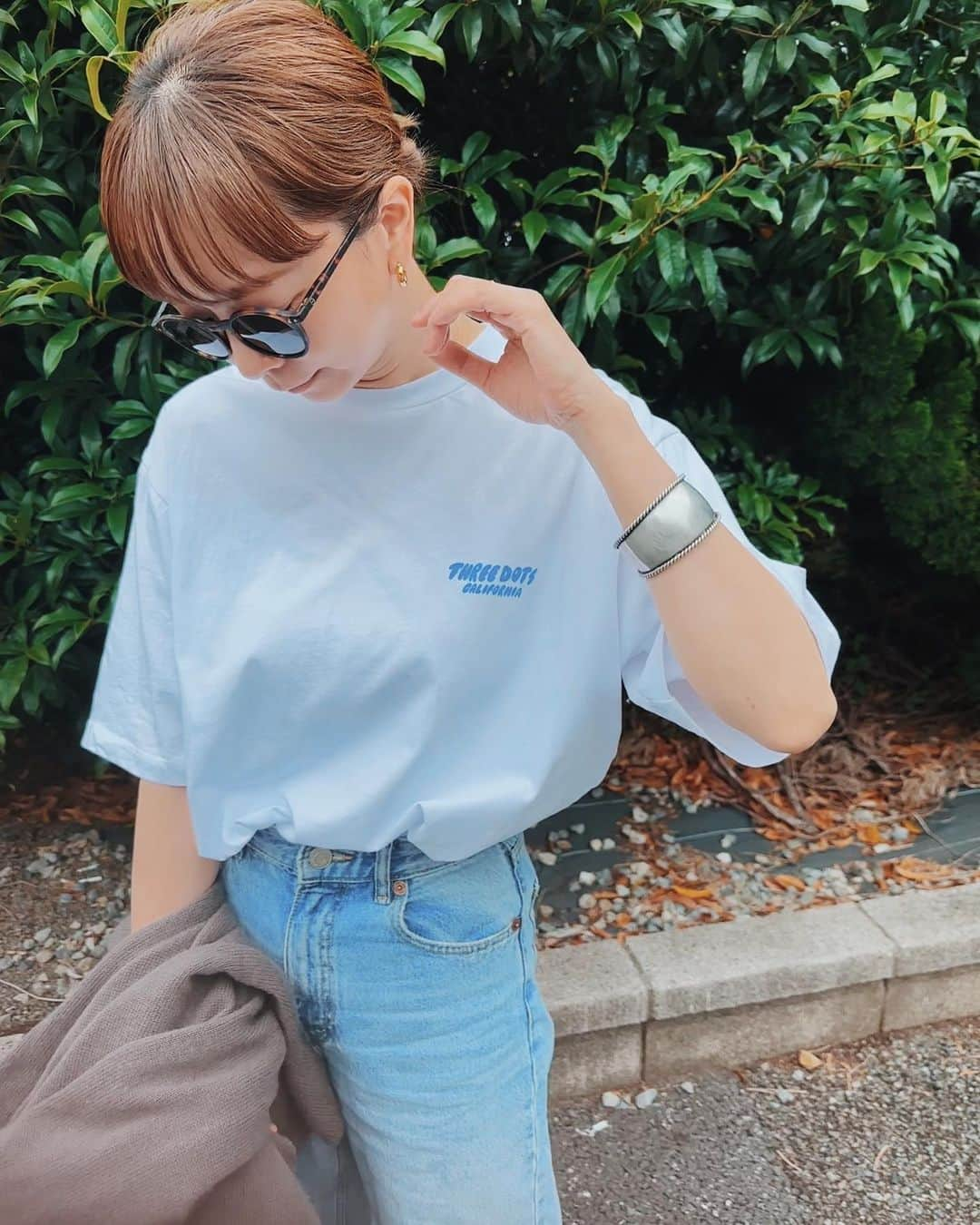 EMIのインスタグラム：「⭐︎ 今日は着たかったTシャツメインにしたコーデ。 涼しかったからストール持参で。 こちらはイラストレーター関根正悟さんのグラフィックT♡ @threedots_official  @isetan_shinjuku_urbancloset  ⁑ 5/31(水)〜6/20(火) 伊勢丹新宿店 2Fアーバンクローゼットにて イラストレーター関根正悟さんグラフィックT シャツ 小林昭さんフォトTの先行販売があります。 ぜひチェックしてみてね☺️ #threedots  #スリードッツ #私服 #Tシャツ #PR」