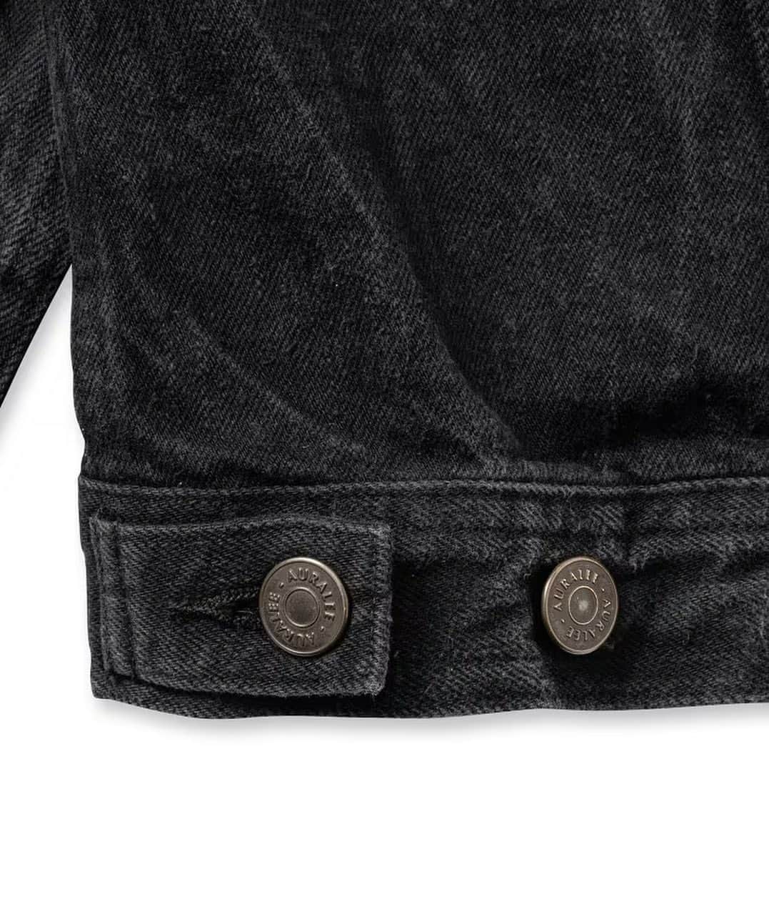 DRESSTERIOR_MEN_ドレステリアさんのインスタグラム写真 - (DRESSTERIOR_MEN_ドレステリアInstagram)「. 【SELVEDGE FADED LIGHT DENIM BLOUSON(セルビッチ フェーディッド ライト デニム ブルゾン)】  タテ糸に短繊維のネップ糸、ヨコ糸に上質なスビンコットンを使用し、シャトル織機にてゆっくりと時間をかけて織り上げたデニム。 敢えてタテ糸に短繊維を用い、毛羽感とふっくらとしたヴィンテージ感を出しつつ、ヨコ糸に綺麗な超長綿を使用することで出る、上品な膨らみと柔らかい風合いが特徴です。 熟練した職人の手作業によるソーピングやシワ付け、ブリーチ加工などの工程を繰り返すことで特徴的な色落ちによる柄をだしました。  🏷 AURALEE(オーラリー)ライト デニム ブルゾン ¥48,400(税込)  #auralee  #オーラリー #デニムジャケット  #dressterior #ドレステリア ⁡ ⁡ ⁡  ⁡ ⁡ ⁡ ⁡ ------------------------------------------- ⁡ ▪️dressteriorオフィシャルアカウント @dressterior_official ⁡ ▪️メンズ用アカウント @dressterior_men」5月31日 15時11分 - dressterior_men