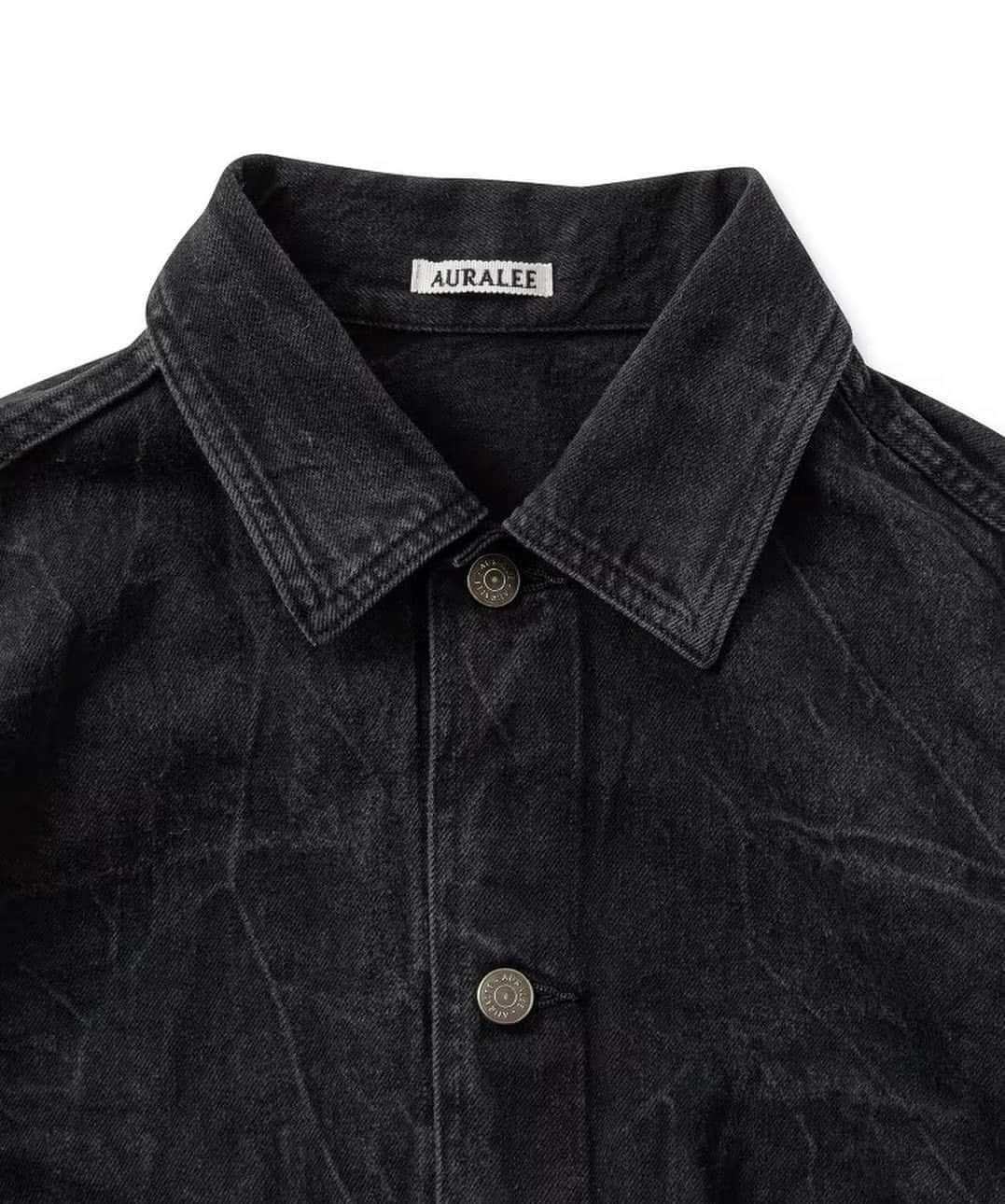 DRESSTERIOR_MEN_ドレステリアさんのインスタグラム写真 - (DRESSTERIOR_MEN_ドレステリアInstagram)「. 【SELVEDGE FADED LIGHT DENIM BLOUSON(セルビッチ フェーディッド ライト デニム ブルゾン)】  タテ糸に短繊維のネップ糸、ヨコ糸に上質なスビンコットンを使用し、シャトル織機にてゆっくりと時間をかけて織り上げたデニム。 敢えてタテ糸に短繊維を用い、毛羽感とふっくらとしたヴィンテージ感を出しつつ、ヨコ糸に綺麗な超長綿を使用することで出る、上品な膨らみと柔らかい風合いが特徴です。 熟練した職人の手作業によるソーピングやシワ付け、ブリーチ加工などの工程を繰り返すことで特徴的な色落ちによる柄をだしました。  🏷 AURALEE(オーラリー)ライト デニム ブルゾン ¥48,400(税込)  #auralee  #オーラリー #デニムジャケット  #dressterior #ドレステリア ⁡ ⁡ ⁡  ⁡ ⁡ ⁡ ⁡ ------------------------------------------- ⁡ ▪️dressteriorオフィシャルアカウント @dressterior_official ⁡ ▪️メンズ用アカウント @dressterior_men」5月31日 15時11分 - dressterior_men