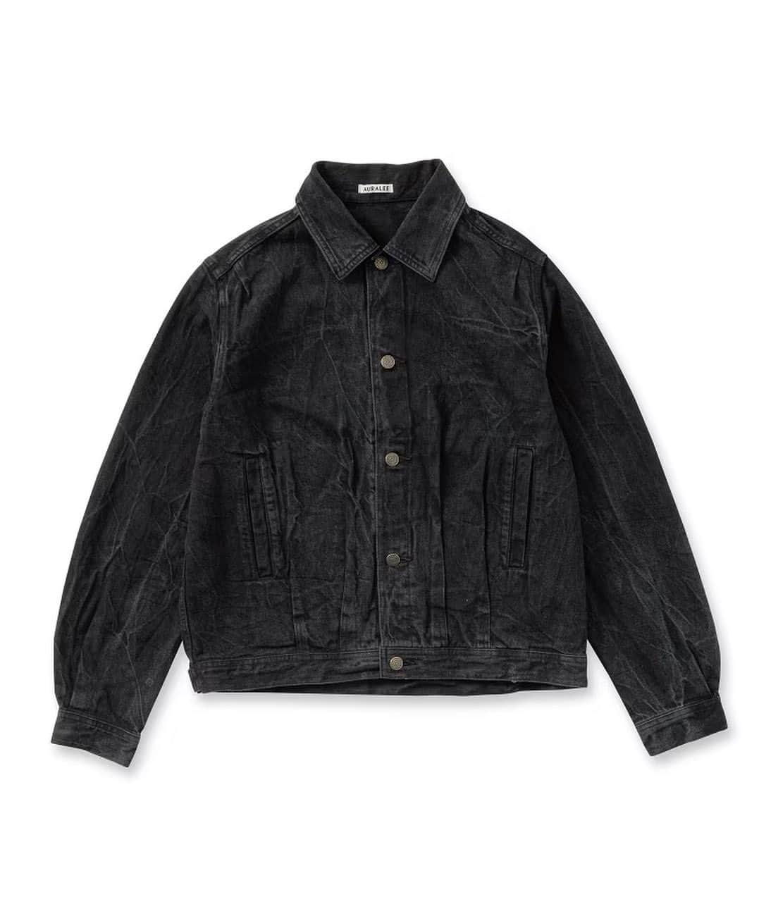 DRESSTERIOR_MEN_ドレステリアのインスタグラム：「. 【SELVEDGE FADED LIGHT DENIM BLOUSON(セルビッチ フェーディッド ライト デニム ブルゾン)】  タテ糸に短繊維のネップ糸、ヨコ糸に上質なスビンコットンを使用し、シャトル織機にてゆっくりと時間をかけて織り上げたデニム。 敢えてタテ糸に短繊維を用い、毛羽感とふっくらとしたヴィンテージ感を出しつつ、ヨコ糸に綺麗な超長綿を使用することで出る、上品な膨らみと柔らかい風合いが特徴です。 熟練した職人の手作業によるソーピングやシワ付け、ブリーチ加工などの工程を繰り返すことで特徴的な色落ちによる柄をだしました。  🏷 AURALEE(オーラリー)ライト デニム ブルゾン ¥48,400(税込)  #auralee  #オーラリー #デニムジャケット  #dressterior #ドレステリア ⁡ ⁡ ⁡  ⁡ ⁡ ⁡ ⁡ ------------------------------------------- ⁡ ▪️dressteriorオフィシャルアカウント @dressterior_official ⁡ ▪️メンズ用アカウント @dressterior_men」
