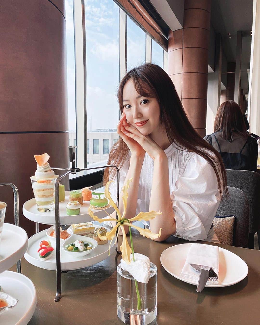 加藤桃子のインスタグラム：「アフタヌーンティーに行ってきたよ☺︎ 今回はMelon Afternoon tea🍈 6月30日までやってるよ🤍🤍🤍  #fourseasons  #fourseasonshotel  #afternoontea  #フォーシーズンズホテル東京大手町  #アフタヌーンティー #アフタヌーンティー東京 #japan #japanfood  #japanesehotel」