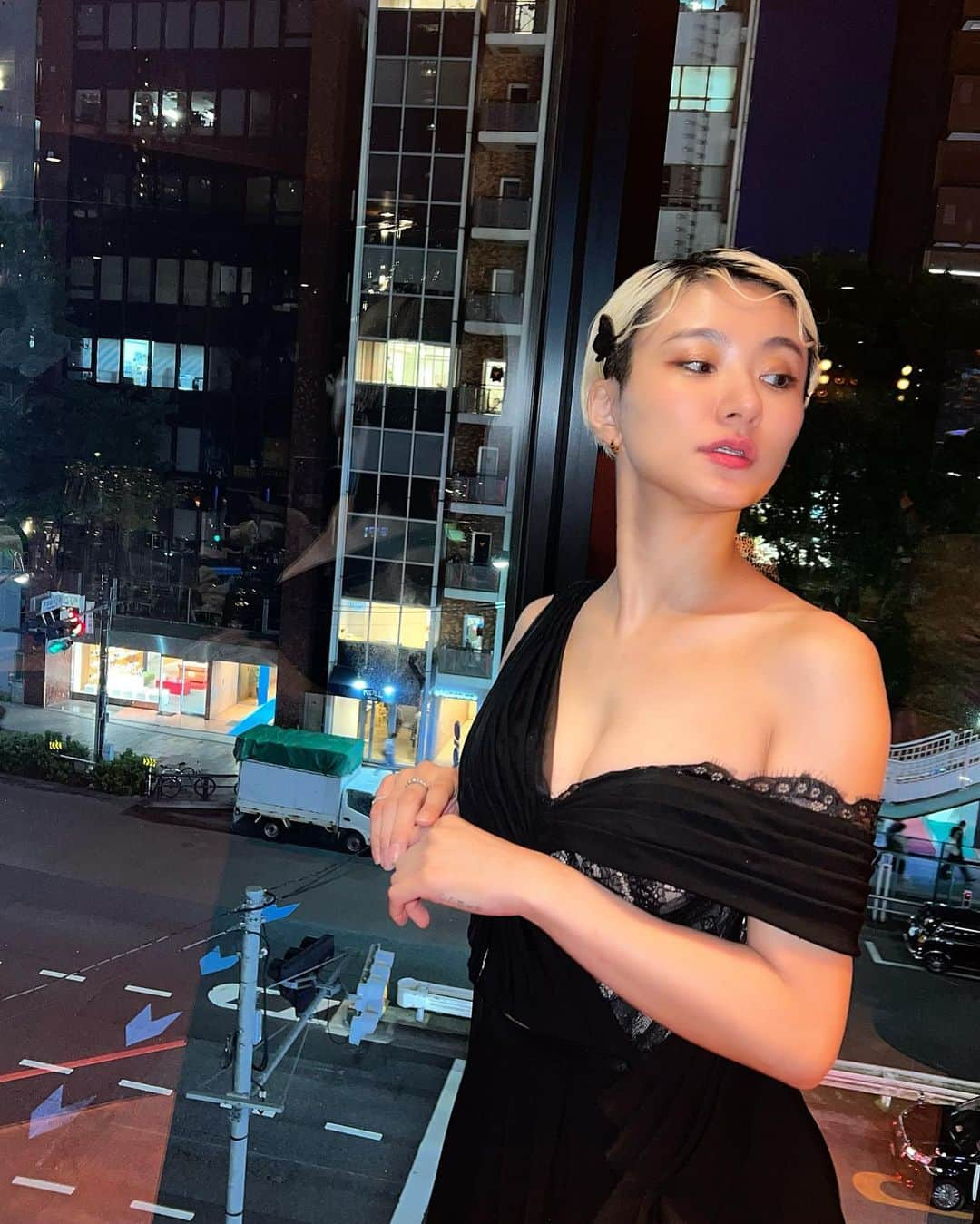 中川友里さんのインスタグラム写真 - (中川友里Instagram)「dress upしてpartyへ🪿✨  オシャレして非日常な世界へ✨、というけれど  どれもが日常でどれもが美しく輝いている毎日です🥰♥️  女性らしさを際立たせてくれる 全て手作りオートクチュールの @dualk__official のドレスが大好き🫧  #party #dress」5月31日 15時15分 - darayunya