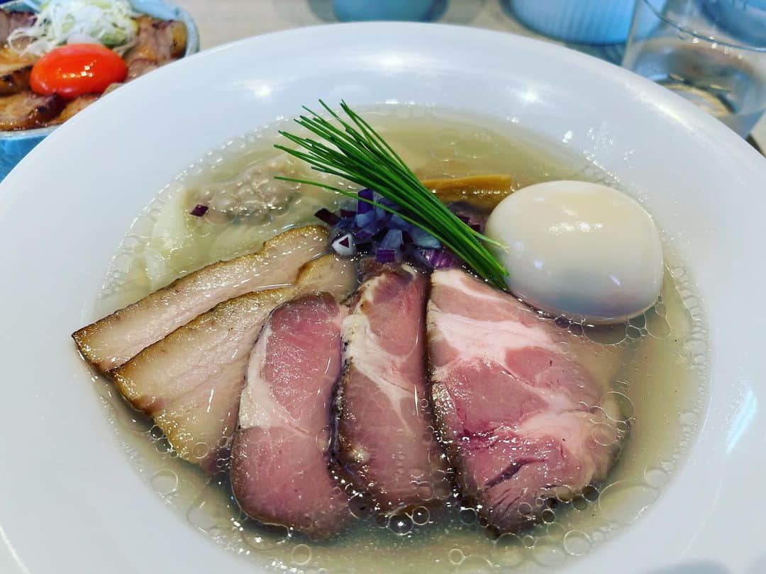 やまだひさしのインスタグラム：「孤独のグルメ 人気行列店探訪。 普通に長編映画見終わっってしまったw 初めての店ならシンプルメニューを選ぶのに 「せっかくだから」とか 「もう待ちたくない」的な余計な意識が働いて結局特製トッピングに丼まで付けちゃって腹パン。。 もう人生に待てる時間なんてさほど多くないはずなんだけどなぁ。 パツパツにスケジュール詰めて行動してるくせに、たまーにこういう時間の無駄遣いしたくなるのなんでだろ？ リバウンド？ 自分探しは続くw #やまだひさし #ラジオ #DJ #グルメ #ラーメン #大好き」