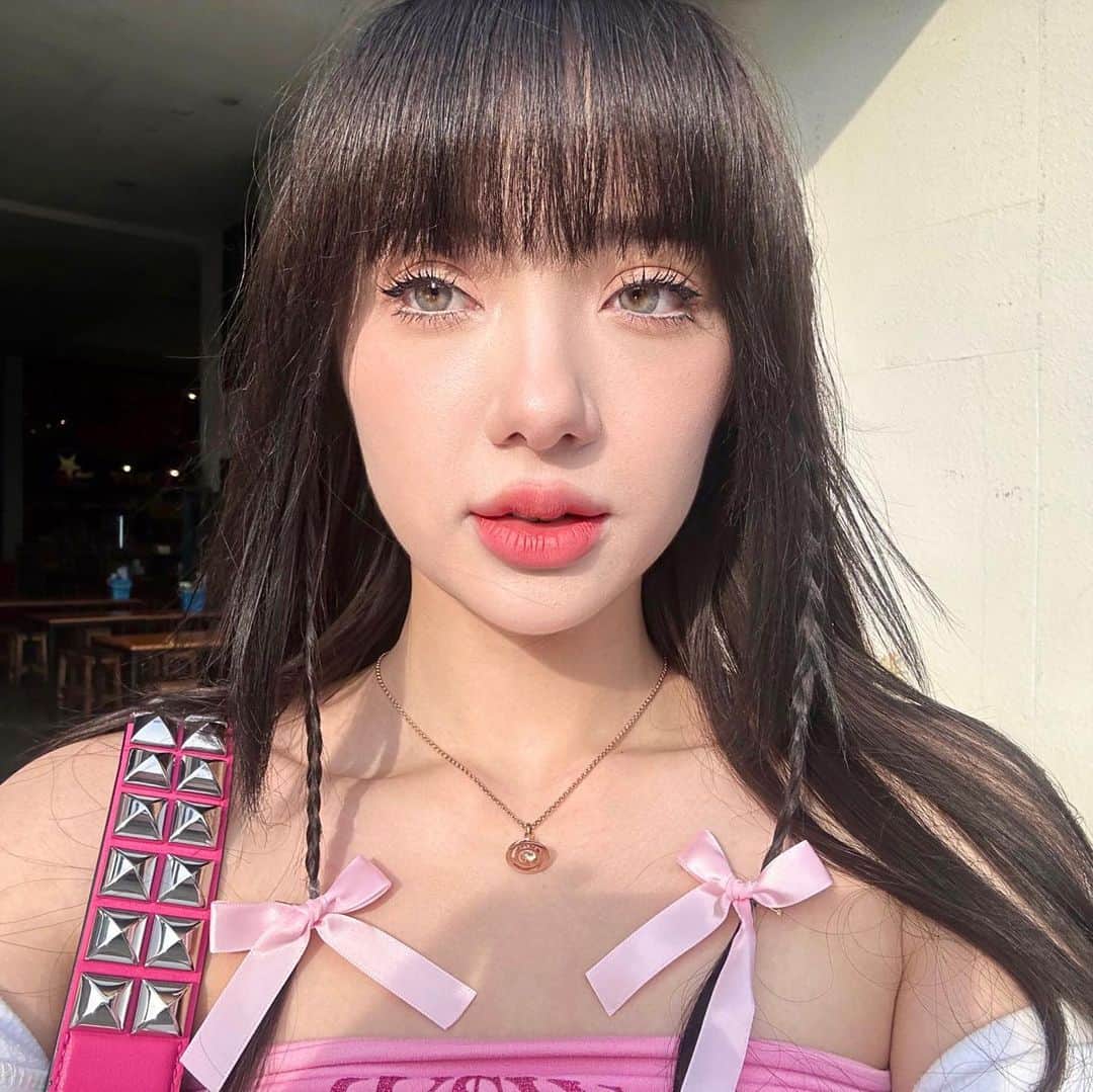 ヤンニーン・ワイゲルのインスタグラム：「อยู่ภายในใจเป็นหมื่นล้านขำ」