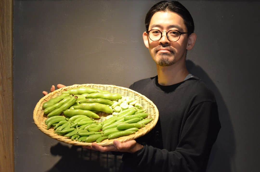 酒井商会のインスタグラム：「みのるです。  各地で梅雨入りが発表されておりますが 北九州、清永農園より初夏の訪れを感じる食材が届きました。 春には美味しい筍を届けてもらいましたが、初夏の報せです。  スナップエンドウ、うすい豆、空豆など続々と… どんな料理になるのでしょう。  皆様のご来店お待ちしております！  #黒田と食材」