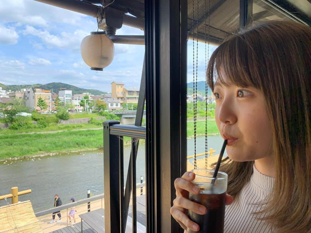 黒木千晶のインスタグラム：「. 京都はだいすきな場所ですが 初夏もすてきですね🌱  #カフェ」