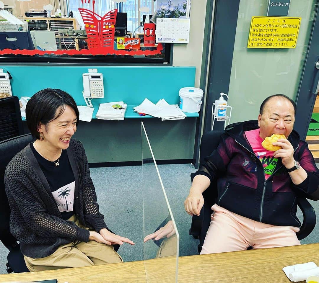 のインスタグラム：「こんちわコンちゃんお昼ですよ！ 今日の放送後の１枚😝  メロンパンにかぶりつく 近藤さん😊 写真を撮ってくれたのは 浜本さん🤭 横で見守ってくれてた 白川さん😏  今日も聞いてもらって ありがとうございました✨✨  #こんちわコンちゃんお昼ですよ #Mラジ#MBSラジオ」