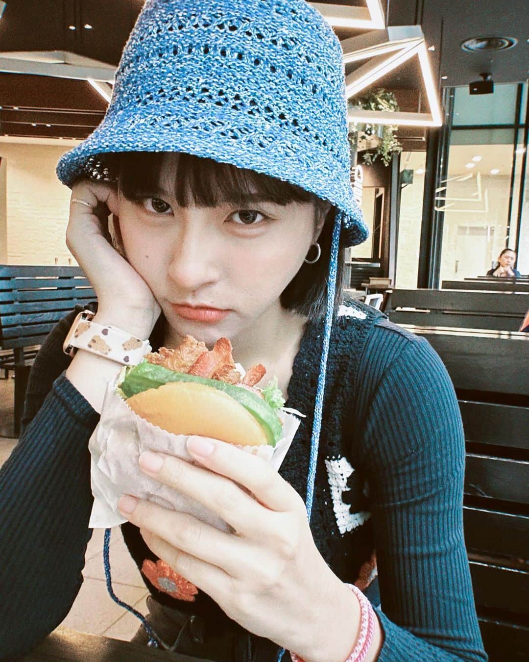 のインスタグラム：「🍔😛🖤 . . . . 酪梨雞肉漢堡 簡稱 . . 酪雞堡…適合現在爛身體的我🙃🤓」