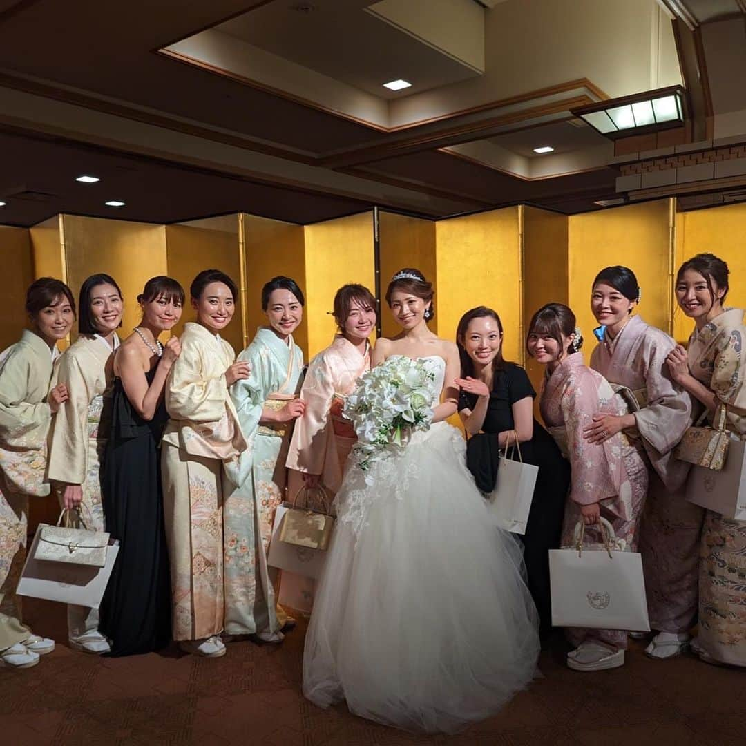 大井智保子のインスタグラム：「大好きなあゆみっぴおめでとう🥹🥹💓💓 綺麗すぎたよ…👰‍♀️✨  披露宴中、緊張顔の旦那様のとなりのあゆみっぴは終始ずっと笑顔で幸せがあふれ出ていました💓 あゆみっぴも緊張もしたとは思うけど、きっと楽しい方が大きかったんだろうなぁ🎵  運命の相手に巡り逢えて本当に本当によかったね、おめでとう🥹🥹❣️❣️  なかなか会えなくなったみんなにも、 しかもお着物で会えて嬉しかったです💓  あの軍団久しぶりに見れてうれしかったわーって色んな方から言われました😂 しかもなかなか正装で集まれることもないので、貴重な写真が撮れました📷 假屋崎省吾さんの作品の前です(ほとんど見えてないけど 笑)  楽しかった本当に素敵な思い出をまた、ありがとう🌸🌸  次は誰かの結婚式で一緒に泣こうね🥹  #結婚式 #結婚披露宴 #読モ軍団  #着物 #和装 #お着物 #帝国ホテル #孔雀の間 #帝国ホテル孔雀の間」