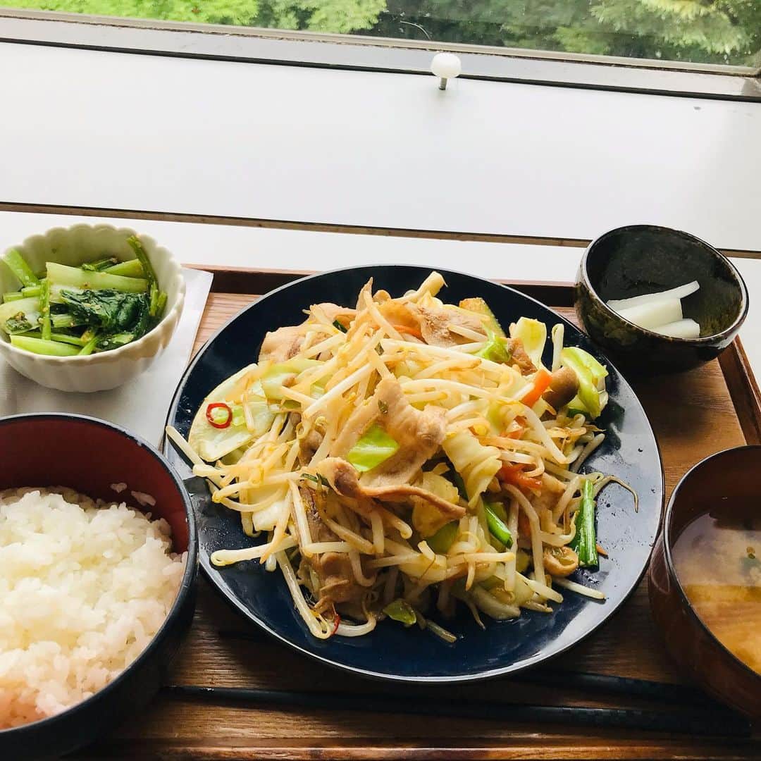 尾木直樹さんのインスタグラム写真 - (尾木直樹Instagram)「広尾の都立中央図書館には5階にカフェテリアがあります☕️前々から食べたかったシャーベットでちょっと休憩したり😋お腹ペコでやって来て、もりもり食べた「肉野菜炒め定食」。もやしにキャベツにナスとしゃきしゃき野菜たっぷりでとても美味しかった♪読書や調べ物の合間に、東京の素晴らしい景色を見ながらランチやお茶が出来る「有栖川食堂」^_^ ぜひ気軽にお立ち寄りくださいねー。 - #都立中央図書館 #5階 #カフェテリア #有栖川食堂 #肉野菜炒め定食 #シャーベット #休憩中☕️ #名誉館長 #尾木ママ #見かけたら声かけてね #広尾 #広尾ランチ #広尾カフェ #リーズナブル #景色最高」5月31日 15時37分 - oginaoki_ogimama