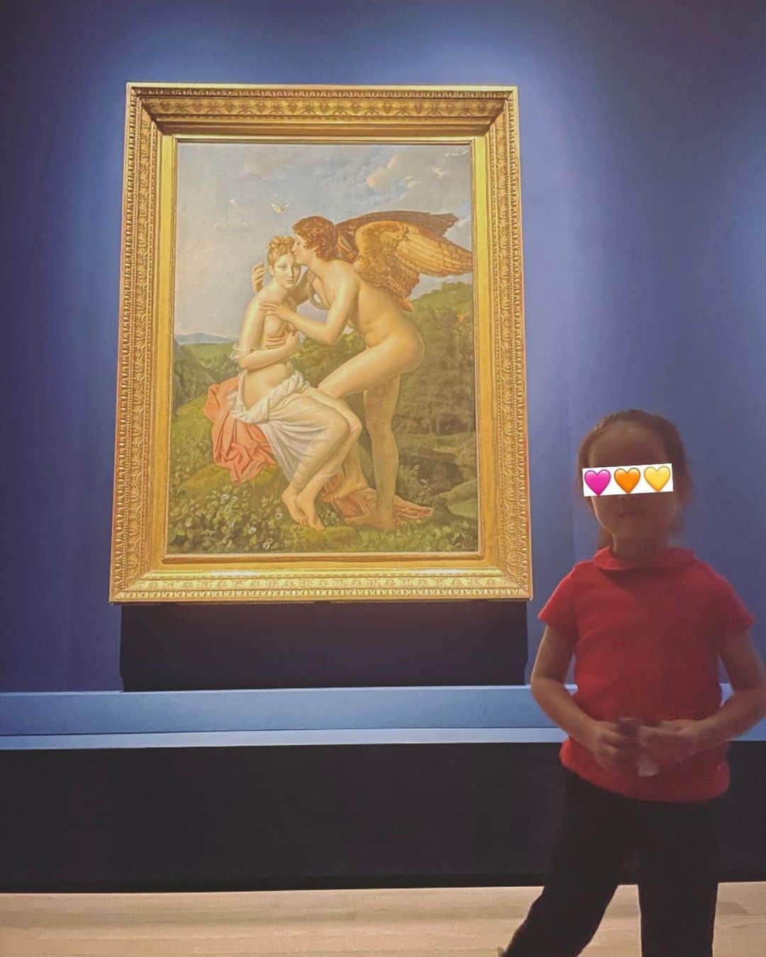 中原歩のインスタグラム：「* 娘、国立新美術館にて美術館デビュー🤍 たまたまパンフレットを目にした娘が、これみに行きたーい！と言うので、興味が出てきた事が嬉しくて連れて行きました☺️  初めての美術館に少し緊張していましたが、走らない、大きな声で喋らない、触らない、の約束を守って観ることが出来ました🙌  ただ、娘はこの写真の絵にしか興味がほとんど無くw 他はほとんどスルーだったので @hirocoring と2回目ゆっくり鑑賞してきました✨ その時代の背景や想いも理解しながら鑑賞出来てとてもいい時間でした。 （没頭出来るって幸せ。） ヒロコちゃんと感想を話し合ったりするのもとても楽しい。 （話の方向がズレがちなのもまた楽しいw）  最近は美術館行ったり本を読んだりヨガする時間の優先順位を少し上げてみてます☺️  次は何見に行こうかな〜✨  #国立新美術館  #国立新美術館ルーブル美術館展  #美術館デビューの娘  #おすすめあったら是非教えてください」