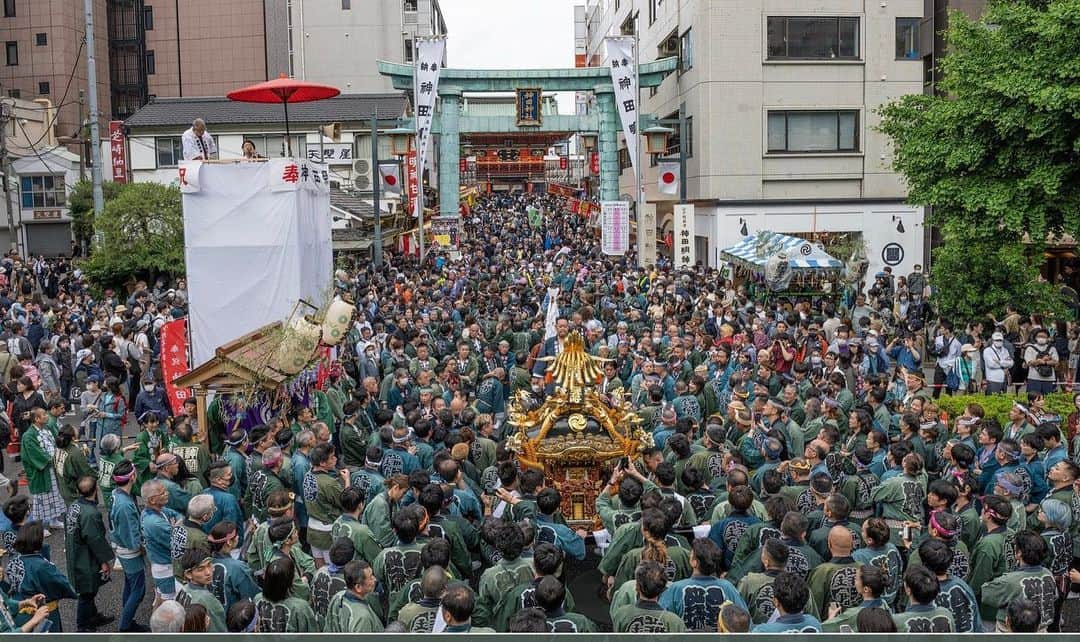 Bi Rod by Lumica.さんのインスタグラム写真 - (Bi Rod by Lumica.Instagram)「. Japanese traditional festival ”Kanda Matsuri (Festival)” (神田祭り). The picture was taken from a height of around 5m using Bi Rod 7500 without using a drone.   The Kanda Matsuri is one of Japan's major festivals and is organized by Kanda Myojin, located in Akihabara, Tokyo. This festival has been held for over 400 years to purify and protect the town. The shrine is also known for its appearance in the anime ''Love Live''. Love Live version amulets and Goshuin-cho are only available here.   Bi Rod enables you to take the birds-eye view picture without using a drone.  #birod #birod6c7500 #highangle #highangleshot #aerialphotography #notdrone #olympus #olympusphtotography #olympuscamera #okayama #japan #sakura #cherryblossom #japanphotography #japanphoto #photooftheday #photo_jpn #photo_japan #japantrip #japan_vacations #japanview #sceneryphotography」5月31日 15時54分 - birod_photo