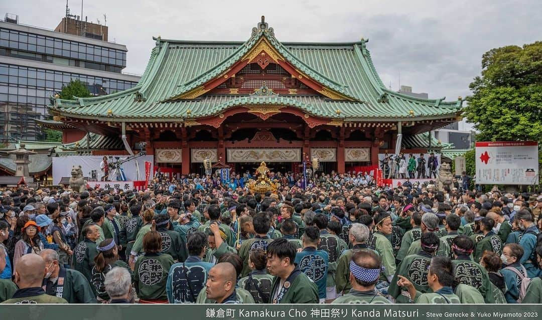 Bi Rod by Lumica.のインスタグラム：「. Japanese traditional festival ”Kanda Matsuri (Festival)” (神田祭り). The picture was taken from a height of around 5m using Bi Rod 7500 without using a drone.   The Kanda Matsuri is one of Japan's major festivals and is organized by Kanda Myojin, located in Akihabara, Tokyo. This festival has been held for over 400 years to purify and protect the town. The shrine is also known for its appearance in the anime ''Love Live''. Love Live version amulets and Goshuin-cho are only available here.   Bi Rod enables you to take the birds-eye view picture without using a drone.  #birod #birod6c7500 #highangle #highangleshot #aerialphotography #notdrone #olympus #olympusphtotography #olympuscamera #okayama #japan #sakura #cherryblossom #japanphotography #japanphoto #photooftheday #photo_jpn #photo_japan #japantrip #japan_vacations #japanview #sceneryphotography」