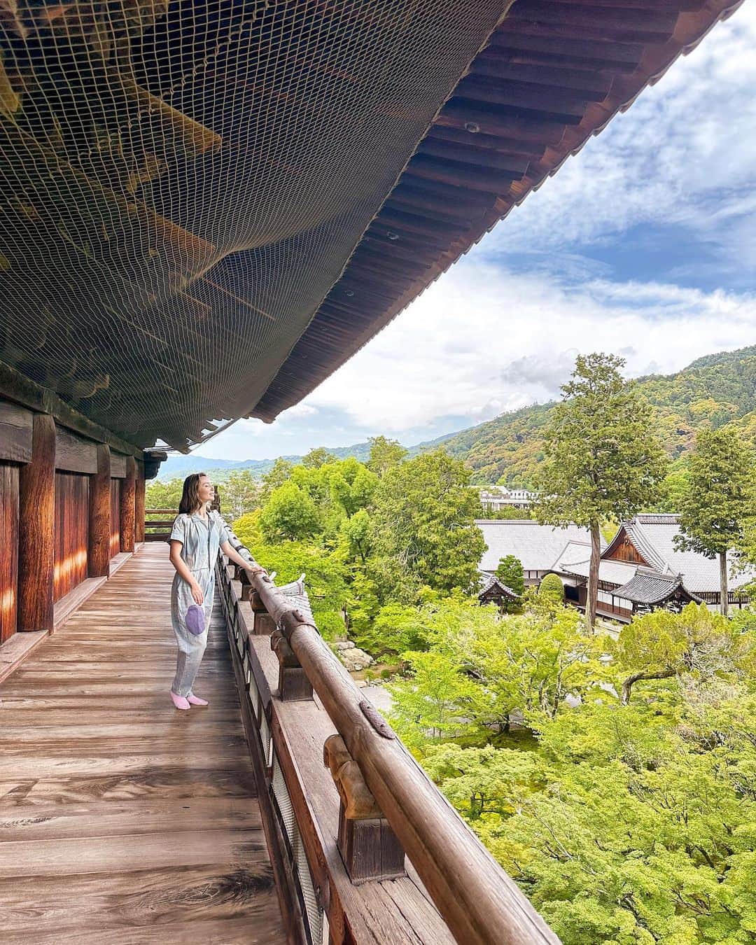 エミ・マイヤーのインスタグラム：「京都旅〜❤️産まれた場所への里帰りというのも大げさだけれど、この緑と空気感は心がリセット&リフレッシュされます。Kyoto travels ✌️」