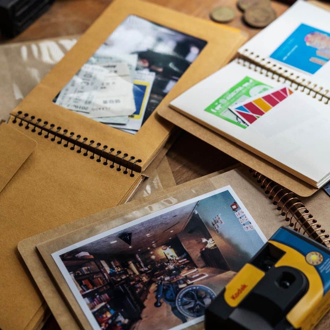 TOOLS to LIVEBY / 禮拜文房具さんのインスタグラム写真 - (TOOLS to LIVEBY / 禮拜文房具Instagram)「- 每次旅行總會拍上好多照片，也留下各地的票根，回家後盤點著滿滿回憶和戰利品，將它們小心收藏在筆記本，就像是與這趟旅程的交換日記。  #SpiralRingNotebook 不同動物代表的筆記本各有特殊用途喲！  - 袋鼠(黃)：口袋型內頁，適合放票根並書寫紀錄。 - 蜜蜂(橘黃)：信封式收納，可放紙鈔、票據、郵票⋯等。 - 送子鳥(橘)：相片、拍立得、名片。  #MidoriSpiralNotebook #PhotoFile #PaperPocket #CardFile」5月31日 16時02分 - toolstoliveby