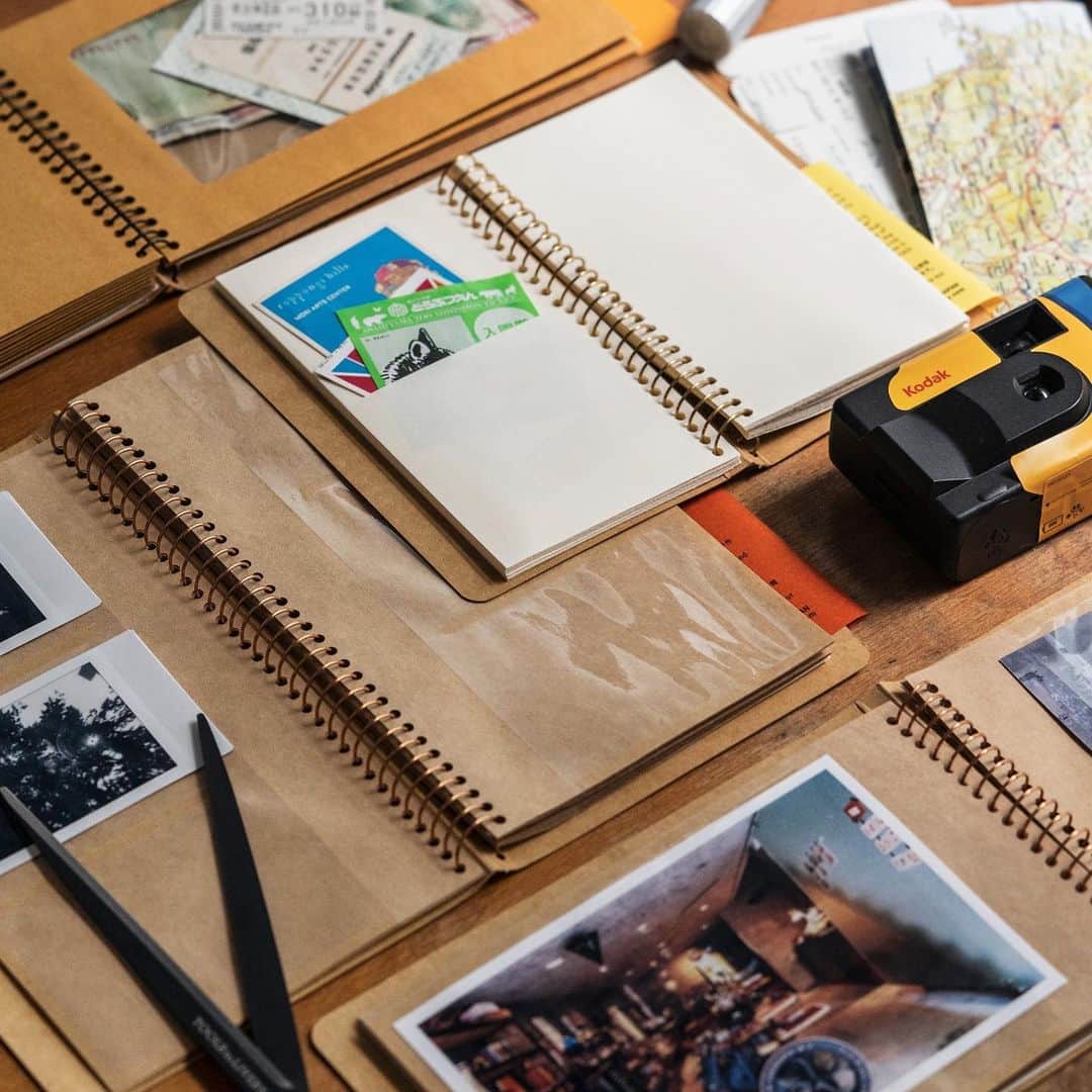 TOOLS to LIVEBY / 禮拜文房具さんのインスタグラム写真 - (TOOLS to LIVEBY / 禮拜文房具Instagram)「- 每次旅行總會拍上好多照片，也留下各地的票根，回家後盤點著滿滿回憶和戰利品，將它們小心收藏在筆記本，就像是與這趟旅程的交換日記。  #SpiralRingNotebook 不同動物代表的筆記本各有特殊用途喲！  - 袋鼠(黃)：口袋型內頁，適合放票根並書寫紀錄。 - 蜜蜂(橘黃)：信封式收納，可放紙鈔、票據、郵票⋯等。 - 送子鳥(橘)：相片、拍立得、名片。  #MidoriSpiralNotebook #PhotoFile #PaperPocket #CardFile」5月31日 16時02分 - toolstoliveby