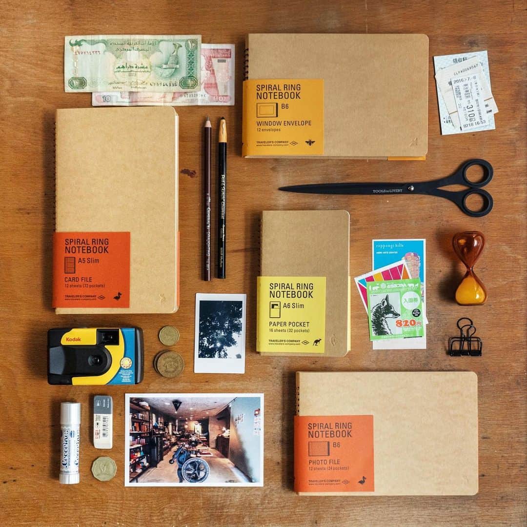 TOOLS to LIVEBY / 禮拜文房具さんのインスタグラム写真 - (TOOLS to LIVEBY / 禮拜文房具Instagram)「- 每次旅行總會拍上好多照片，也留下各地的票根，回家後盤點著滿滿回憶和戰利品，將它們小心收藏在筆記本，就像是與這趟旅程的交換日記。  #SpiralRingNotebook 不同動物代表的筆記本各有特殊用途喲！  - 袋鼠(黃)：口袋型內頁，適合放票根並書寫紀錄。 - 蜜蜂(橘黃)：信封式收納，可放紙鈔、票據、郵票⋯等。 - 送子鳥(橘)：相片、拍立得、名片。  #MidoriSpiralNotebook #PhotoFile #PaperPocket #CardFile」5月31日 16時02分 - toolstoliveby