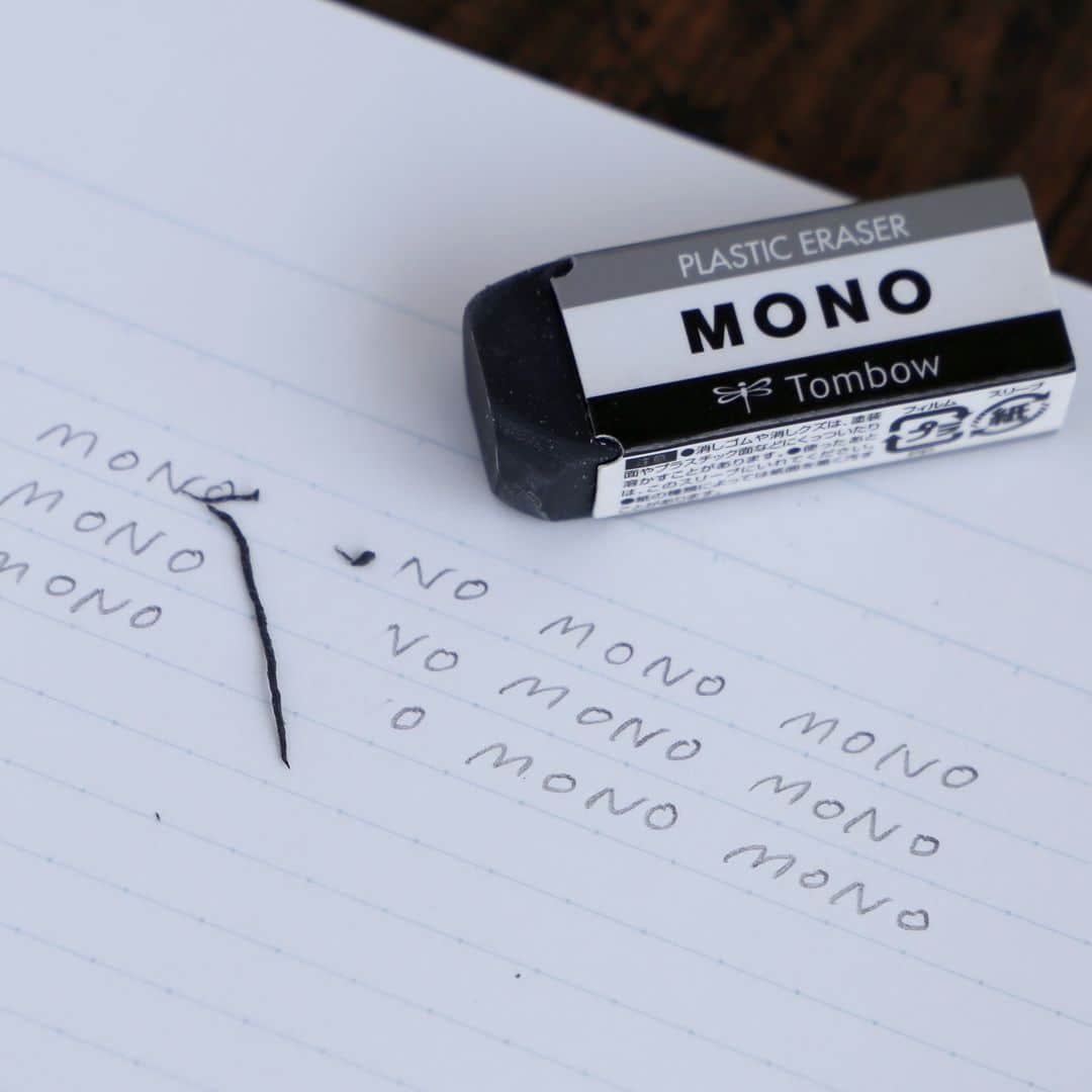 トンボ鉛筆さんのインスタグラム写真 - (トンボ鉛筆Instagram)「#トンボ商品ピックアップ　「モノブラック」  定番のMONO消しゴムのブラックタイプ！ 消しゴムの汚れが目立たずきれいに使え、紙面上の消しクズが見やすいため片付けが簡単です。  モノブラックは今年で発売10周年！ 信頼の品質はそのままに、よりキレイに使えるモノブラックもぜひ使ってみてください😉  #トンボ鉛筆 #tombowpencil #tombow #文房具 #文具好き #文房具好き #文房具好きな人と繋がりたい #stationery #stationerylove #文房具好きな人と繋がりたい #文房具好き #mono #mono消し #mono消しゴム #モノ消し #モノ消しゴム #消しゴム #モノブラック #モノクロ #黒 #black #おすすめ消しゴム #勉強垢 #勉強アカウント #大人の勉強垢 #okt1913」5月31日 16時00分 - tombowpencil