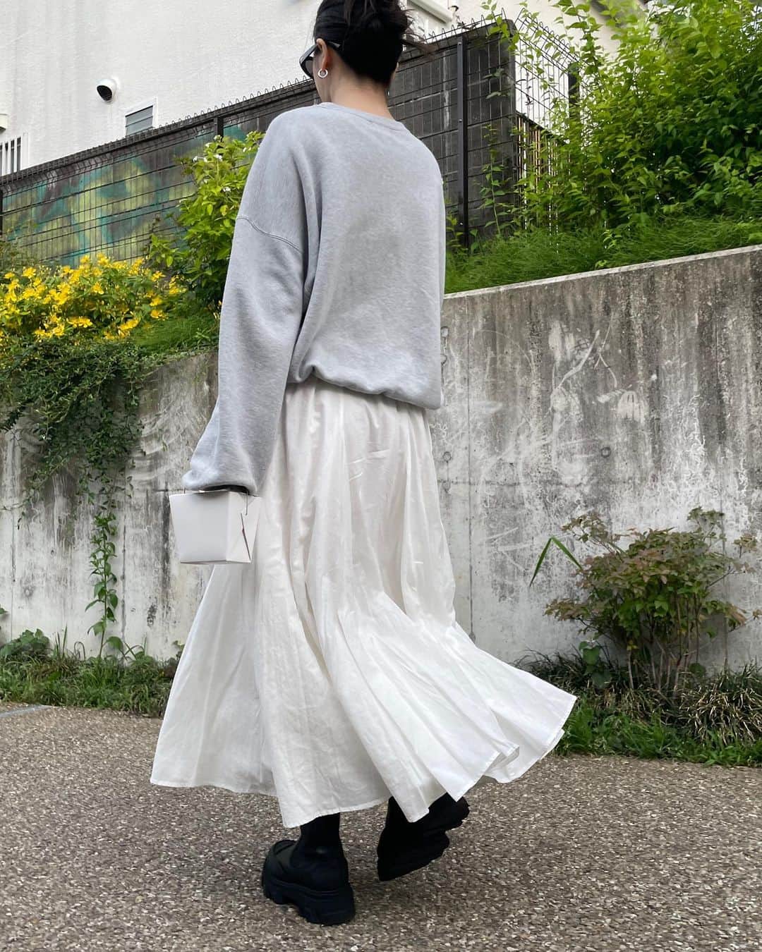 ケルク ハナさんのインスタグラム写真 - (ケルク ハナInstagram)「ボリュームたっぷりの白いスカート 永遠に可愛い🤍 肌寒い日はスウェットでカジュアルに合わせてお散歩  #ミズイロインド#mizuiroind #pr」5月31日 16時09分 - hanna6587