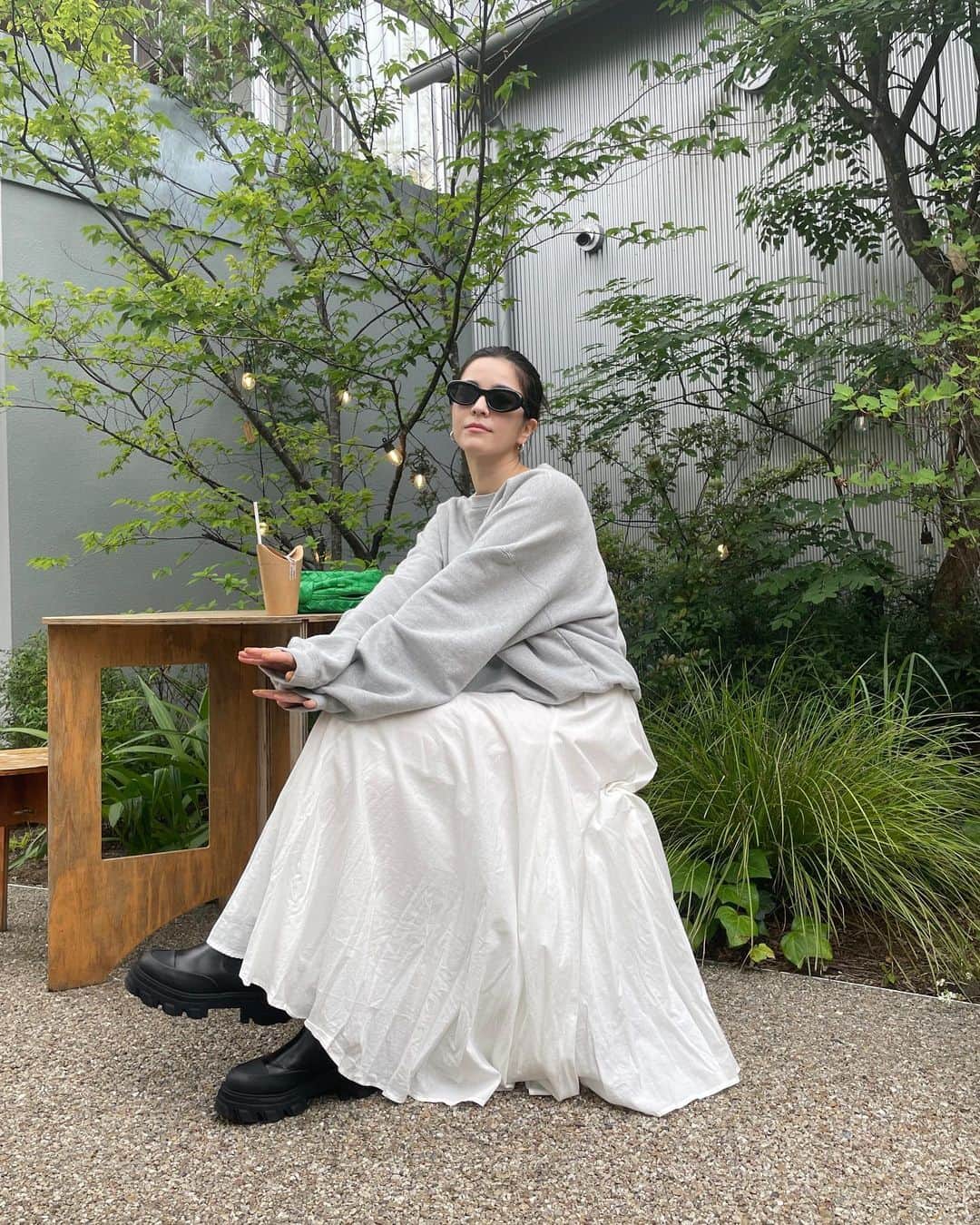 ケルク ハナのインスタグラム：「ボリュームたっぷりの白いスカート 永遠に可愛い🤍 肌寒い日はスウェットでカジュアルに合わせてお散歩  #ミズイロインド#mizuiroind #pr」