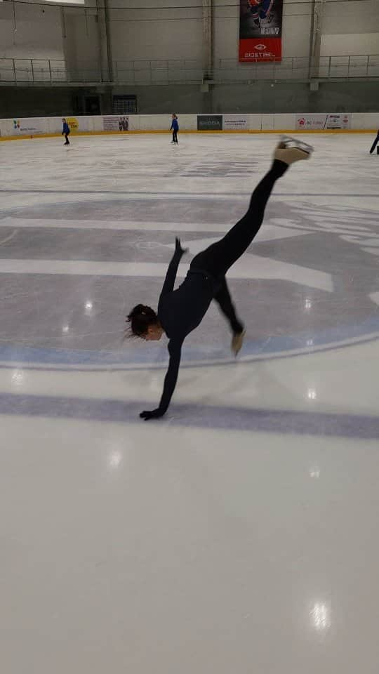 エリスカ・ブレジノワのインスタグラム：「Finishing the practice with some fun 🤪   #iceskating #figureskating #cartwheel #spin #fun」