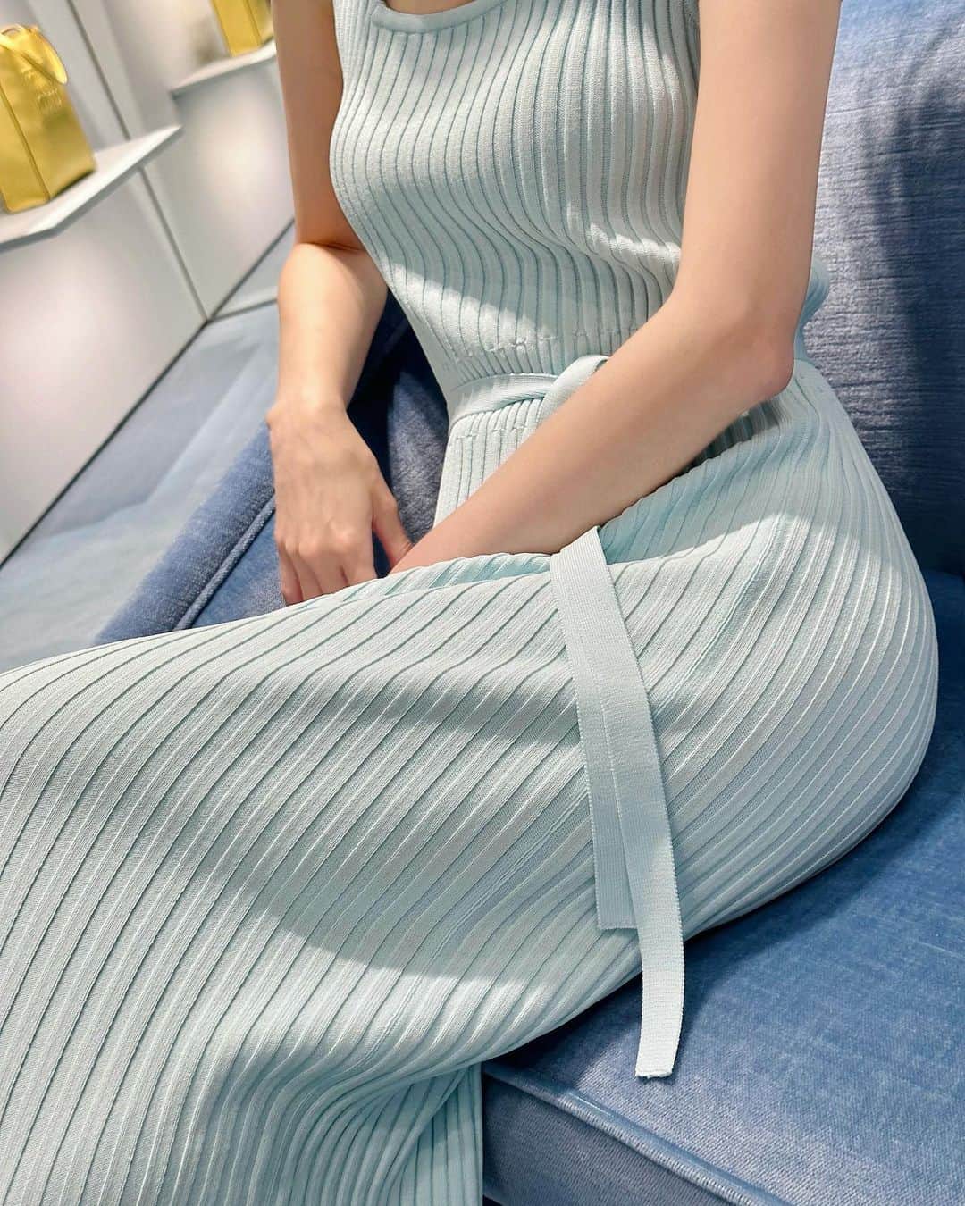 キム・ミニさんのインスタグラム写真 - (キム・ミニInstagram)「아이스드레스로 올해 못 만든 컬러들은 신상 디자인으로 출시할게요…💕💕💕  어느 신제품 못지 않게 눈 빠지도록 기다려 주시는  아이스 스퀘어넥 드레스,  원단은 아이스 드레스를 닮고  전체적인 디자인은 파인울셋업을 닮았죠?  스퀘어넥 드레스는 첫 샘플 착용샷 보여드렸을 때  암홀 부분 너무 깊다고 하셔서 최대한 위쪽으로 끌어 올렸구요 답답해 보이지 않게 최대한의 시원함과  청량한 분위기를 강조해 만들어 봤습니다  아이스 드레스가 몸매를 예쁘게 잡아주는 단정한 데일리용이라면 스퀘어넥 드레스는 똑같이 날씬해보이지만 좀 더 섹시해요…  요건 민소매 디자인으로만 나오고 6월 둘째주 드디어 나옵니다🩵 ( 어두운 컬러도 있음 🙋🏻‍♀️ )  반팔 디자인을 원하신다면  조금 이따 아이스 드레스를 득템 해 주세요 🏃🏻‍♀️🧊❤️」5月31日 16時16分 - mimiwor