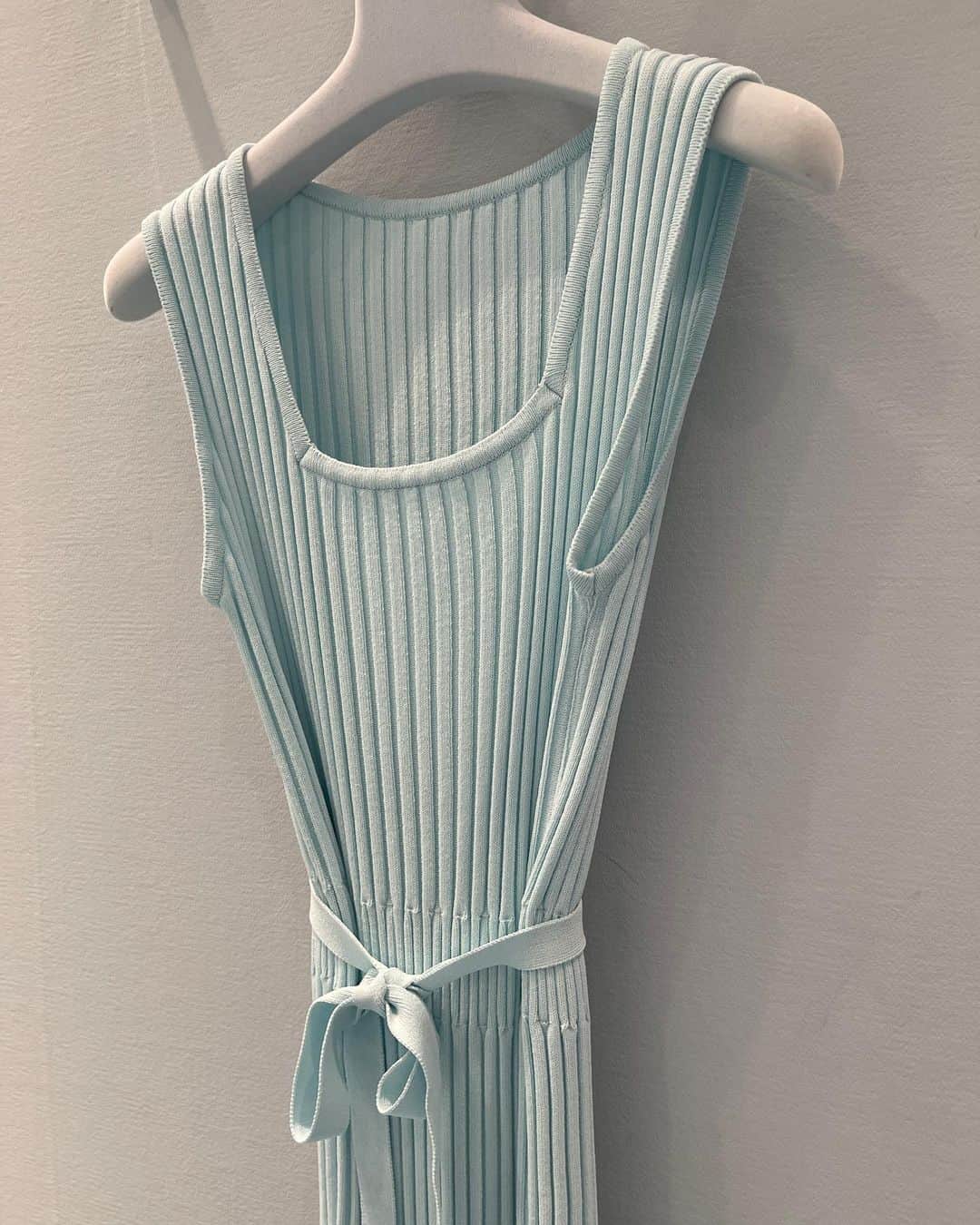 キム・ミニさんのインスタグラム写真 - (キム・ミニInstagram)「아이스드레스로 올해 못 만든 컬러들은 신상 디자인으로 출시할게요…💕💕💕  어느 신제품 못지 않게 눈 빠지도록 기다려 주시는  아이스 스퀘어넥 드레스,  원단은 아이스 드레스를 닮고  전체적인 디자인은 파인울셋업을 닮았죠?  스퀘어넥 드레스는 첫 샘플 착용샷 보여드렸을 때  암홀 부분 너무 깊다고 하셔서 최대한 위쪽으로 끌어 올렸구요 답답해 보이지 않게 최대한의 시원함과  청량한 분위기를 강조해 만들어 봤습니다  아이스 드레스가 몸매를 예쁘게 잡아주는 단정한 데일리용이라면 스퀘어넥 드레스는 똑같이 날씬해보이지만 좀 더 섹시해요…  요건 민소매 디자인으로만 나오고 6월 둘째주 드디어 나옵니다🩵 ( 어두운 컬러도 있음 🙋🏻‍♀️ )  반팔 디자인을 원하신다면  조금 이따 아이스 드레스를 득템 해 주세요 🏃🏻‍♀️🧊❤️」5月31日 16時16分 - mimiwor