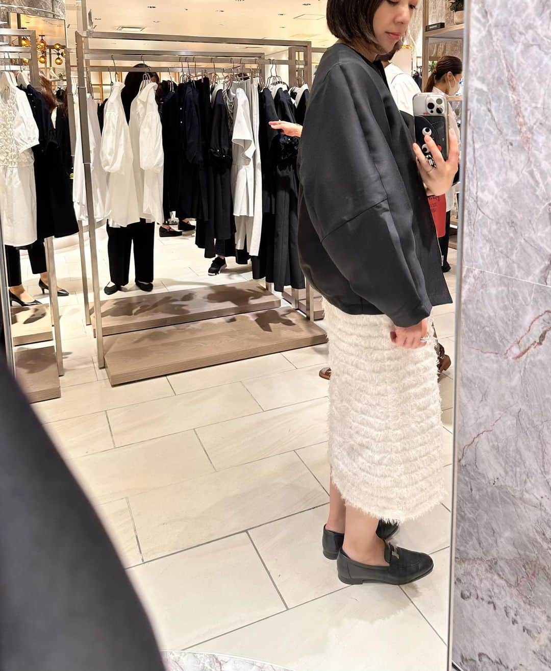 aki_closetのインスタグラム：「. モードを感じるフォルムと機能的な生地で  子供がいる私に寄り添ってくれるお洋服に出会えました♡  私は1枚目のジャケットを🕊️🫧  @setens_official  Pop up store @ISETAN Shinjuku 本館2階urban closet 5.31wed - 6.6tue  #setens」