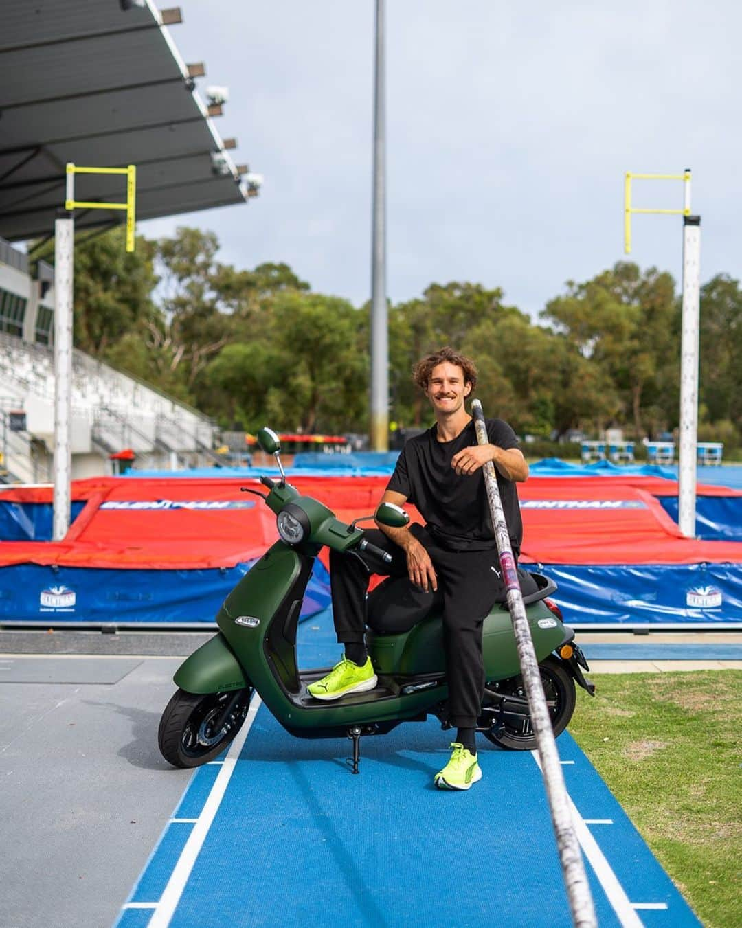 カーティス・マーシャルさんのインスタグラム写真 - (カーティス・マーシャルInstagram)「What a ride it has been! 🛵 Heading off to Europe on Thursday and can't wait to get my European summer campaign underway. I'm going to miss my @fonzscooter Arthur moped. She's been the best training companion for the past 6 months and allowed me to reduce my everyday carbon footprint and petrol cost. Can't thank @fonzmoto enough. Here in Perth you can ride the Arthur moped easily on your car licence. To get your hands on one go check out @wanderlust.perth or check the link in my bio. 🚀 #ingoodenergy #fonz #moped」5月31日 16時25分 - kurtismarschall