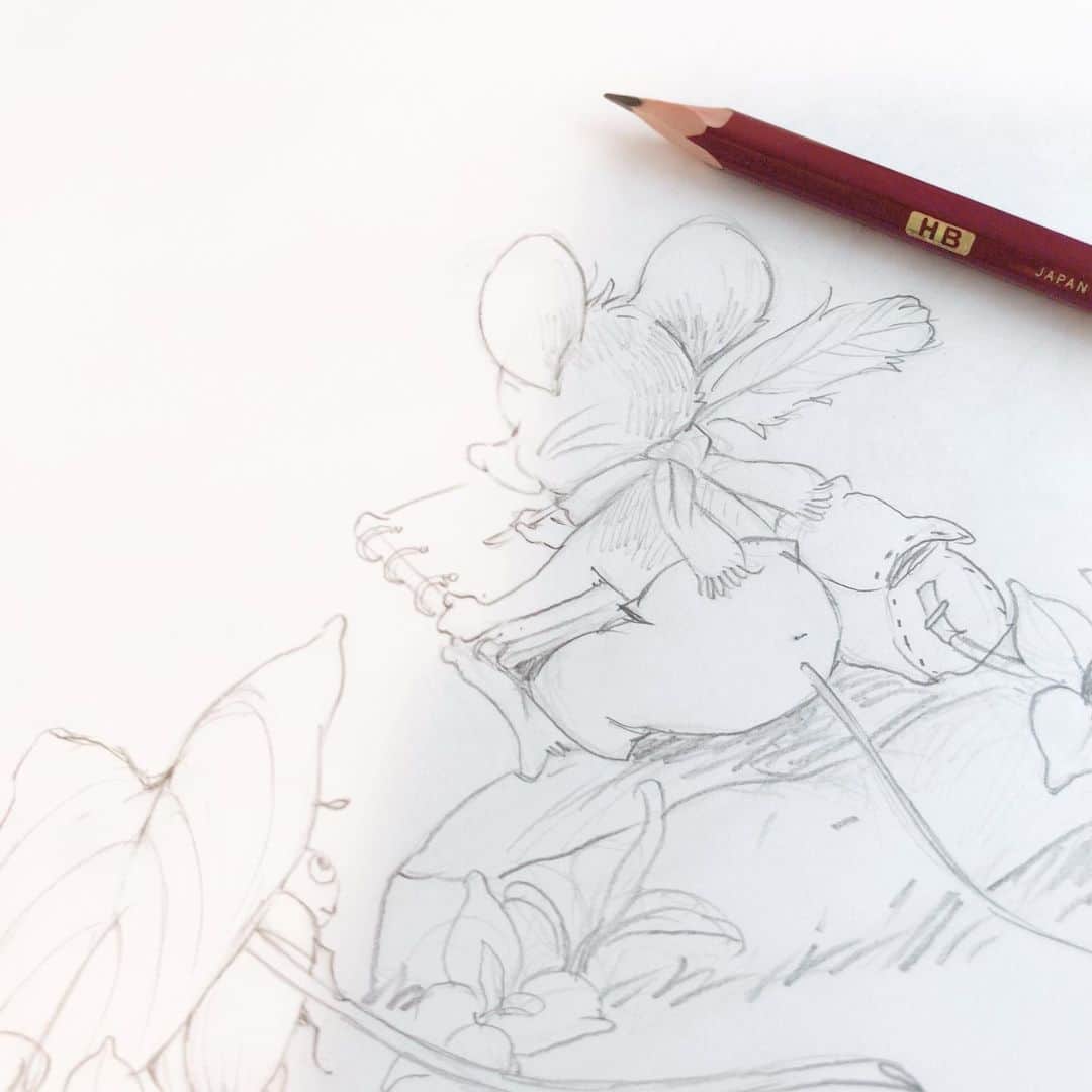 イラストレーター山崎牧子のインスタグラム：「梅雨の晴れ間 小さなイラスト  #sketch#pencil#mouse#makikoinatome#illustration#いなとめまきこ#スケッチ#下絵」