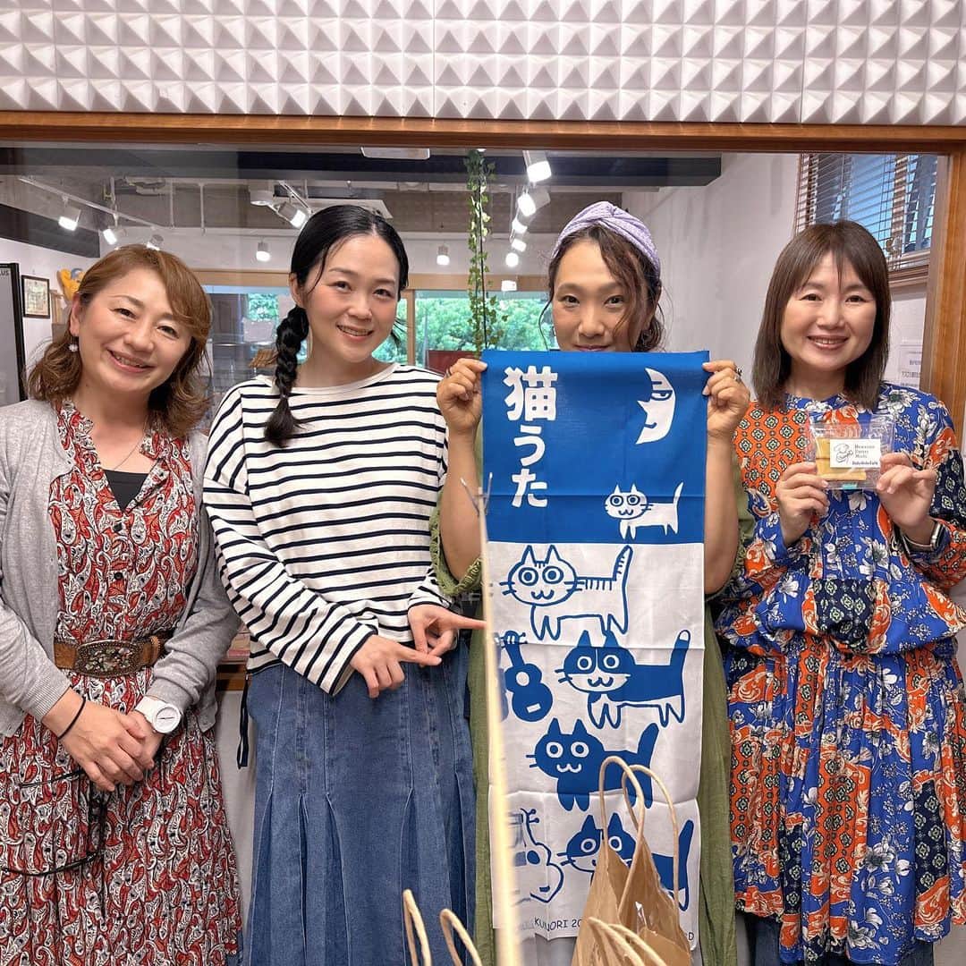 上野まなのインスタグラム：「久しぶりのコマラジへ📻  Sweet Time Paradise  HONEY on BERRYの『Ukulele Doki』 にお邪魔させていただき、6/24（土）狛江オルテンシアでのCandy Treeライブの宣伝をさせていただきました！  急遽4人で生セッションをやることになり、ウクレレは持っていってなかったのでディレクター名古屋さんの置きウクレレをお借りして、上野まな曲「アヒルのガー子」をお届けしました😆🎶 ミニオンのチューナーかわゆす😍  ハニベリのユリさん＆カナさん、ゲストの九里みほさん、楽しい時間をありがとうございました！！  聴いてくださった皆さん、メッセージもありがとうございました💖 生放送は楽しいな☺️  #ハニベリ #ウクレレ #九里みほ #上野まな #コマラジ  #アヒルのガー子」