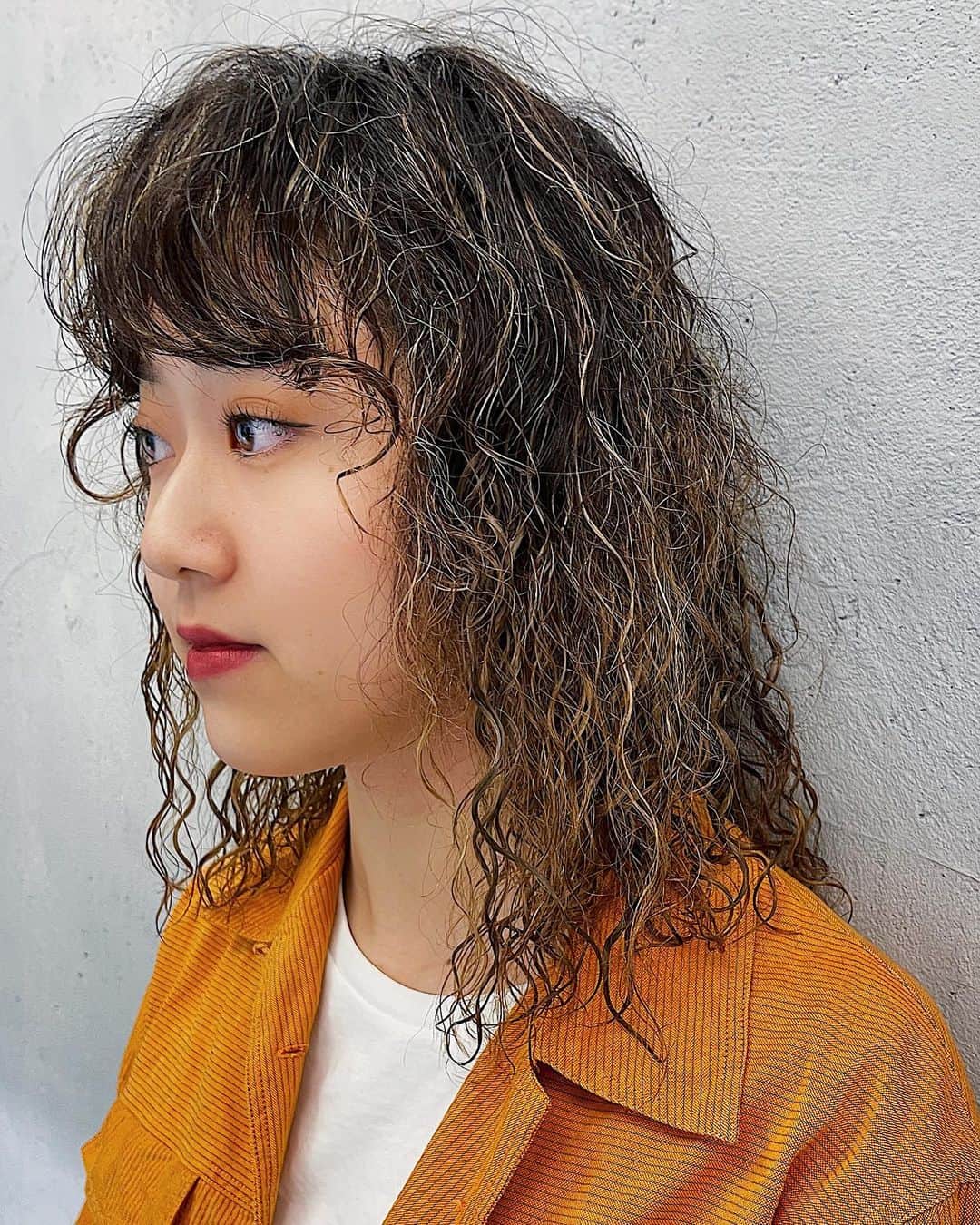 時田健太のインスタグラム：「ハードパーマ  ブリーチ3回履歴とハイライト  ブリーチパーマは3回目  #ハードパーマ#ブリーチパーマ表参道#ブリーチパーマ#ブリーチパーマ原宿#ハイトーンパーマ#くるくるパーマ」