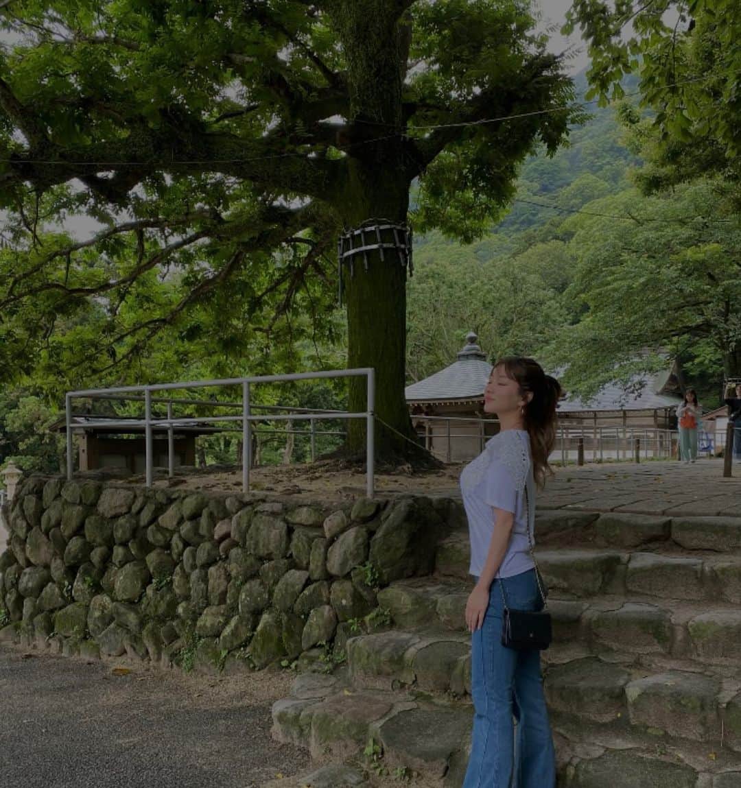 森本あやかのインスタグラム：「高崎山自然動物園🐵⛰  640匹の猿を間近で見ることができて おやつタイムの時間は圧巻！！  SHEINのデニムコーデ可愛いでしょ🤍 @shein_japan  @sheinofficial   6/30までお得なクーポンコードあるから使ってね👋 クーポンコード→【ayachi0120】 お買い上げ金額1～5,999円までは15%OFF、6000円以上は20%OFFになります☺︎  ■ DAZY Top-stitching Flare Leg Jeans →商品コード12686754  #shein #shein購入品 #sheinコーデ #SHEINforAll #ad」
