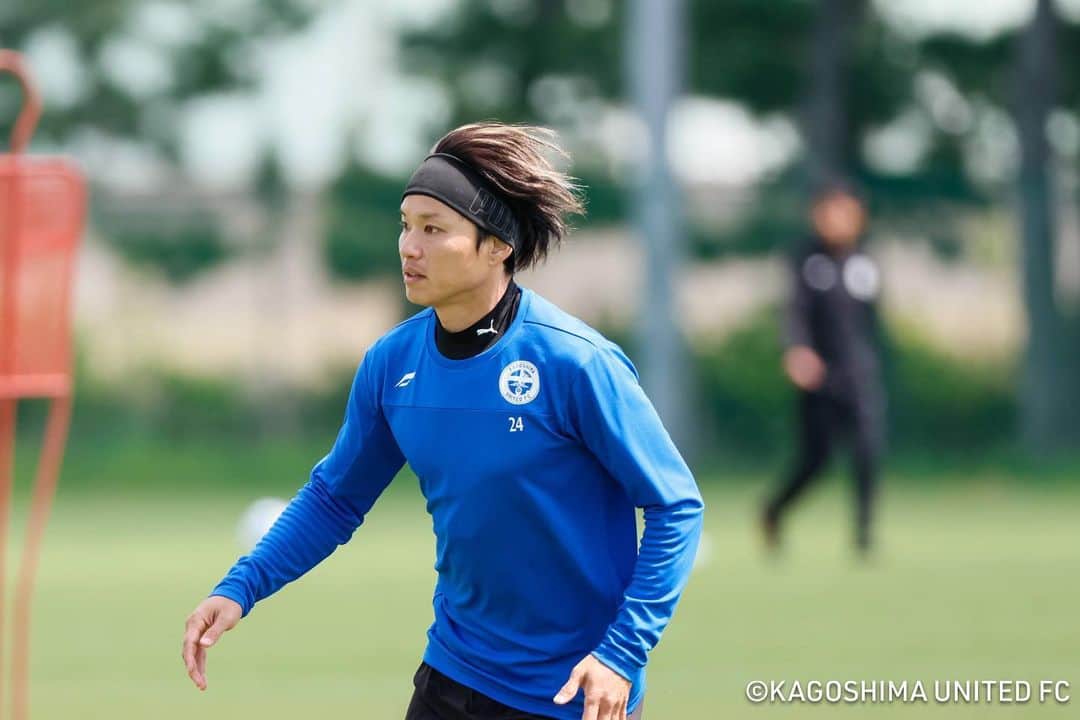 藤本憲明のインスタグラム：「九州は梅雨入り☔️ 今日もいきなり土砂降り🌧️ 蒸し暑いし🌤️ なんか眠い🥱 安眠グッズいいのありません？？  #鹿児島　 #梅雨 #安眠グッズ」