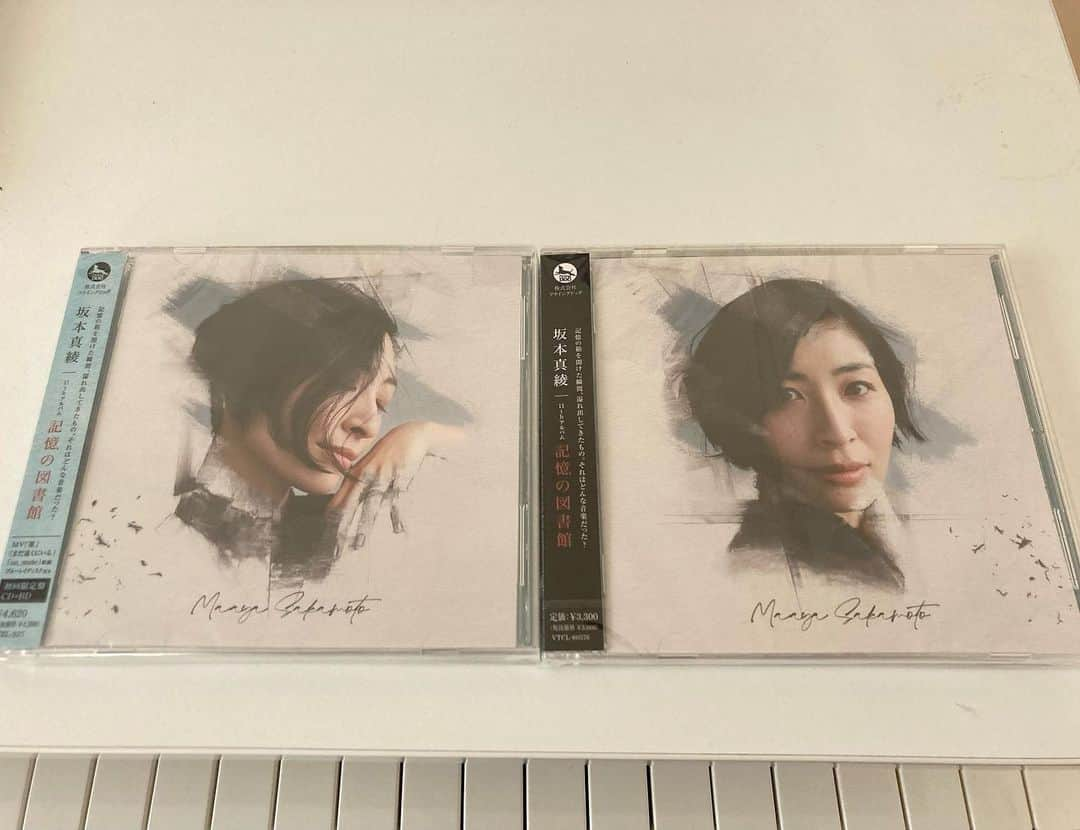 堀下さゆりのインスタグラム：「#坂本真綾 さん 11th album「 #記憶の図書館 」本日リリースです。  姉田ウ夢ヤさんと共作曲した『まだ遠くにいる』が収録されています。  姉田さんと試行錯誤しながら… 紡いだ一曲です。 アレンジのさすがの姉田節。 真綾さんの歌声の美しさ。 レコーディングメンバーの皆さんの素晴らしい演奏。  素晴らしかったレコーディングを思い出すと今でも胸が熱くなる… エンジニア高須さんとの久しぶりの再会！も、本当に嬉しかったです。  真綾さん 姉田さん 関係するすべての皆さんに感謝の気持ちでいっぱい。です🥲  すてきな機会を、本当にありがとうございました。 まだまだがんばります。ね。  皆さま ぜひ　ぜひ　聴いてください。  アーティスト：坂本真綾 タイトル：「記憶の図書館」 発売日：2023年5月31日（水）  初回限定盤(CD+Blu-ray) VTZL-227 ¥4,620(tax in)  通常盤(CD) VTCL-60576 ¥3,300(tax in)    収録曲  01. ないものねだり / 作詞:坂本真綾 作曲・編曲:荒内佑（cero）  02.discord / 作詞:坂本真綾 作曲:竹内アンナ 編曲:川口大輔  03.タイムトラベラー / 作詞：坂本真綾 作曲・編曲：北川勝利(ROUND TABLE)  04.un_mute / 作詞:岩里祐穂 作曲:SIRA 編曲:河野伸  05.体温 / 作詞:岩里祐穂 作曲・編曲:古閑翔平（ユアネス） ストリングス編曲:河野伸 演奏:ユアネス  06.一度きりでいい / 作詞:坂本真綾 作曲・編曲・演奏:tricot  07.まだ遠くにいる / 作詞:坂本真綾 作曲:姉田ウ夢ヤ・堀下さゆり 編曲:姉田ウ夢ヤ  08.言葉にできない / 作詞・作曲:坂本真綾 編曲:h-wonder  09.Anything you wanna be / 作詞:坂本真綾 作曲:比喩根(chilldspot) 編曲:堂島孝平  10.空中庭園 / 作詞・作曲・編曲:堂島孝平  11.鏡の中で / 作詞:坂本慎太郎 作曲・編曲:冨田恵一  12.菫 / 作詞:坂本真綾 作曲:岸田繁（くるり） 編曲:岸田繁・扇谷研人」