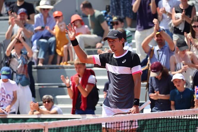 アレックス・デミノーのインスタグラム：「🧱⚖️🏃💨 round 2 tomorrow!! @rolandgarros」