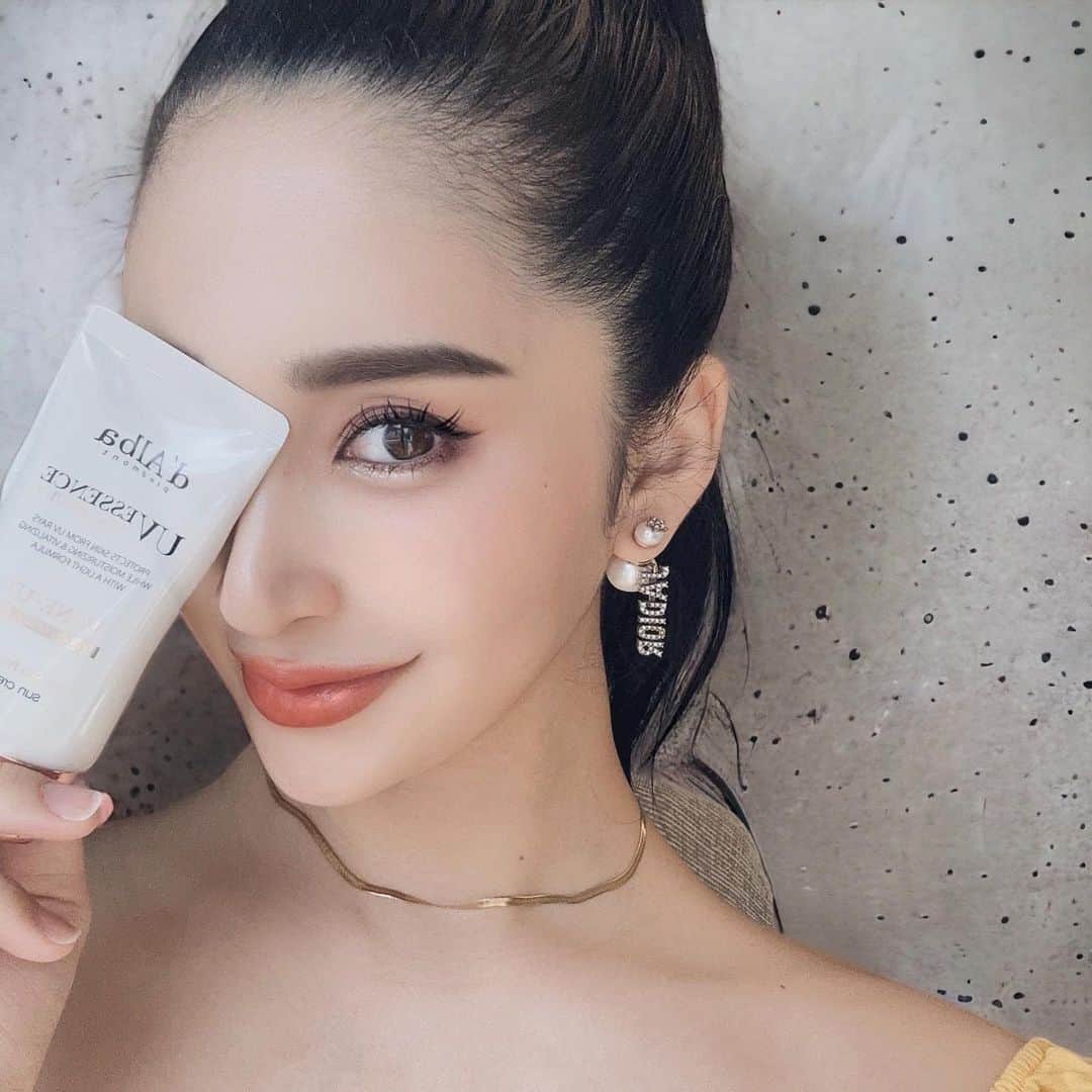 のインスタグラム：「最近ハマってるイタリアのヴィーガン認証（V-LABEL）を取得しているウォータフルトーンアップサンクリーム✨  @dalba_japan  @checco_cosme  顔のシミは絶対作りたくないから最近は特にしっかり日焼け対策してる‼️  SPF50+PA++++で紫外線をばっちり対策できる化粧下地だよ🙆‍♀️ほんのりピンクのコントロールカラーも入っていてくすみも飛ばしてくれる🥹白浮きしないしとにかく肌なじみがいい‼️  落とす時はクレンジングなしで洗顔で簡単に落とせるのも良すぎる😭😭  6/1〜12日までQoo10メガ割期間で2本セットを3,400円で買えるよ⭕️  #checco #dalba #ダルバ #ヴィーガン #ダルバヴィーガン #化粧下地　#メイク　#メイクアップ #美容　#美意識　#ファンデ　#陶器肌　#美肌　#ポニテ」