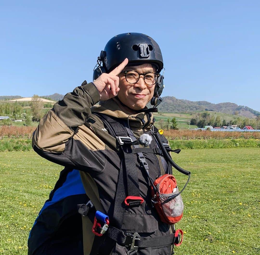 武田真一さんのインスタグラム写真 - (武田真一Instagram)「Dayday.日本探し隊・北海道編【前半】放送になりました！  最初のミッションはモーターパラグライダー。気分はトップガン！…とフライトに臨みましたが、間違って「炎のランナー」のテーマを口ずさんでしまいました…。  上空では大雪山の山々が目の高さに！広大な農地はまるで枯山水のように畝が刻まれ、新たな恵みへの期待に胸踊る思いでした。  大地の滋養をいっぱいに吸い込んだアスパラガス！  厚切りのマトンのジンギスカン！  北海道はでっかいどーー！と思わずベタに叫んだタケタンでした。  【後編】は来週６日火曜日の放送です。 お伽話のような小さな村や、美味しいものが次々と！お楽しみに！！」5月31日 17時03分 - raspberrydrops