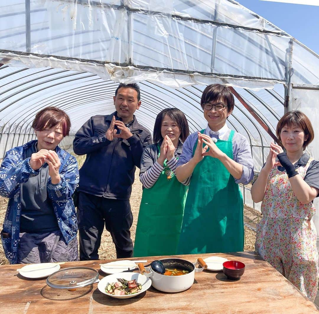 武田真一さんのインスタグラム写真 - (武田真一Instagram)「Dayday.日本探し隊・北海道編【前半】放送になりました！  最初のミッションはモーターパラグライダー。気分はトップガン！…とフライトに臨みましたが、間違って「炎のランナー」のテーマを口ずさんでしまいました…。  上空では大雪山の山々が目の高さに！広大な農地はまるで枯山水のように畝が刻まれ、新たな恵みへの期待に胸踊る思いでした。  大地の滋養をいっぱいに吸い込んだアスパラガス！  厚切りのマトンのジンギスカン！  北海道はでっかいどーー！と思わずベタに叫んだタケタンでした。  【後編】は来週６日火曜日の放送です。 お伽話のような小さな村や、美味しいものが次々と！お楽しみに！！」5月31日 17時03分 - raspberrydrops