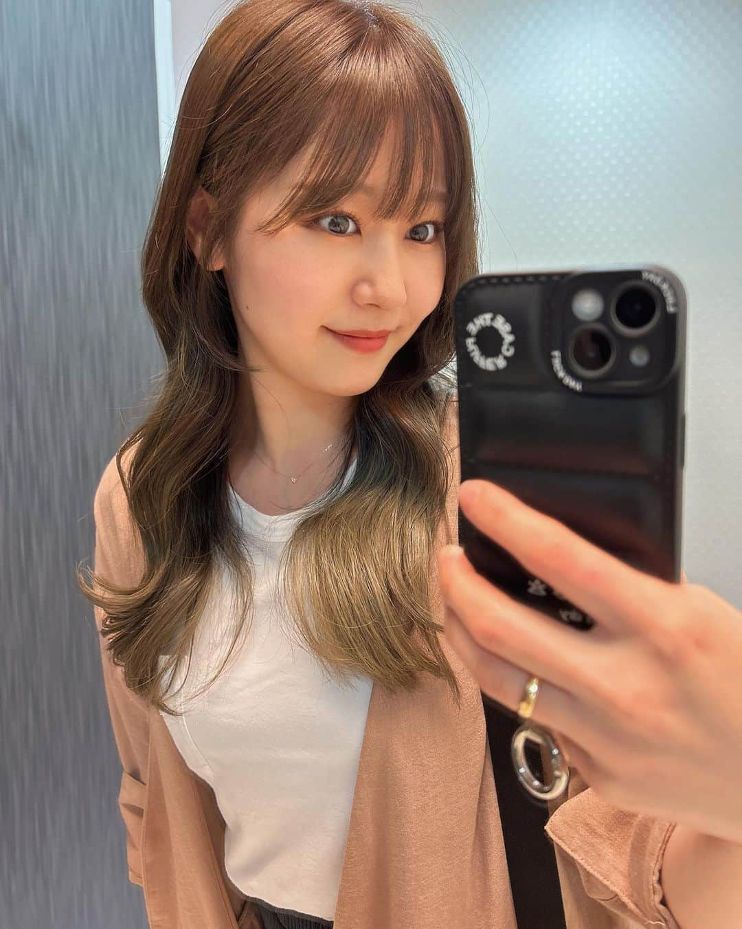 門脇佳奈子さんのインスタグラム写真 - (門脇佳奈子Instagram)「2ヶ月ぶりに美容室💇‍♀️💦  カラーが抜けてもプリンが目立たないからいいやーっと思ってたら2ヶ月も放置してしまった🥲  グレーカーキ🩶💚なカラーにしてもらいました🙆‍♀️ 毛先は前にブリーチしてたから良い感じ🫠  良いお姉さん風におくれ毛も作ってもらいました🥹 @air_takayama_hair  いつも曖昧なオーダーなのに本当に感謝😢❤️ 今回もありがとうございました😭❤️  #airginza  #ヘアカラー #ヘアカラーアッシュ  #ヘアカラーカーキ #おくれ毛 #顔周りカット」5月31日 16時56分 - kanakoofficial