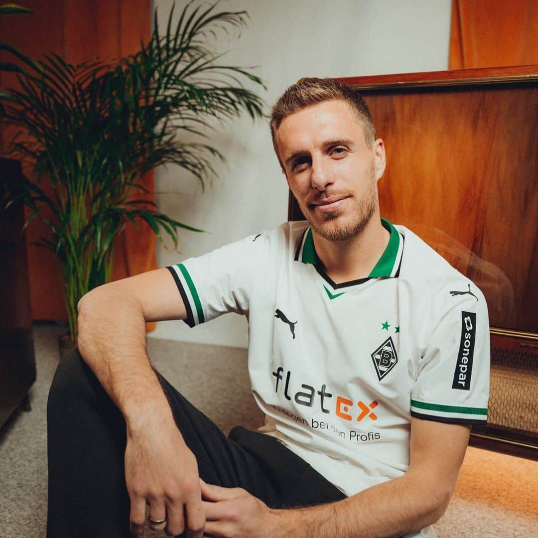 パトリック・ヘアマンのインスタグラム：「Ich hoffe, du bringst uns Glück nächste Saison💚  #Heimtrikot2023🤍⚽️ @borussia @puma.de @pumafootball」