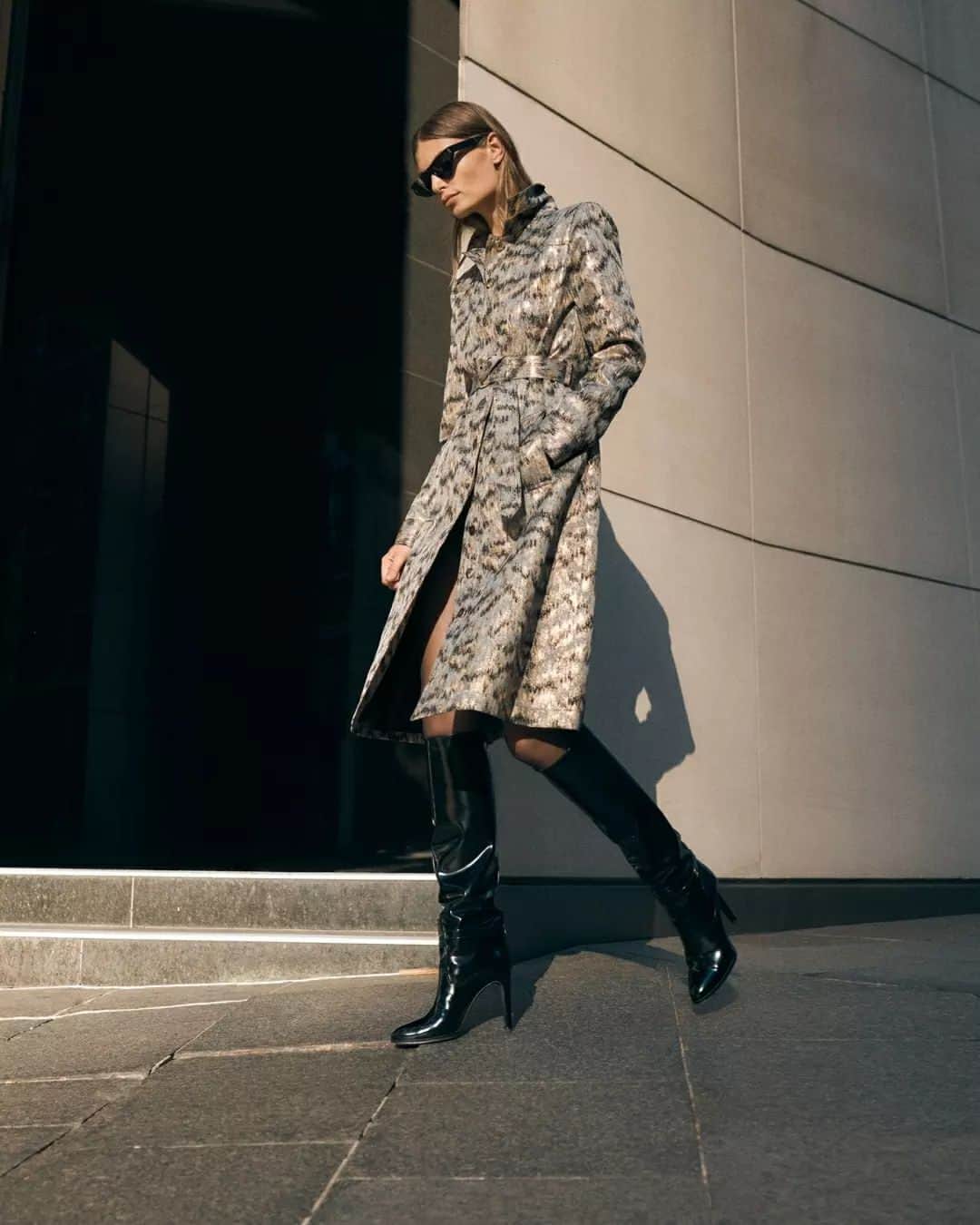 サスアンドバイドのインスタグラム：「MIDAS TOUCH | Just landed, the much anticipated Midnight Hour trench. In shimmering silver and gold for those who look for the loud alternative in forever pieces. #Winter23 #sassandbide」