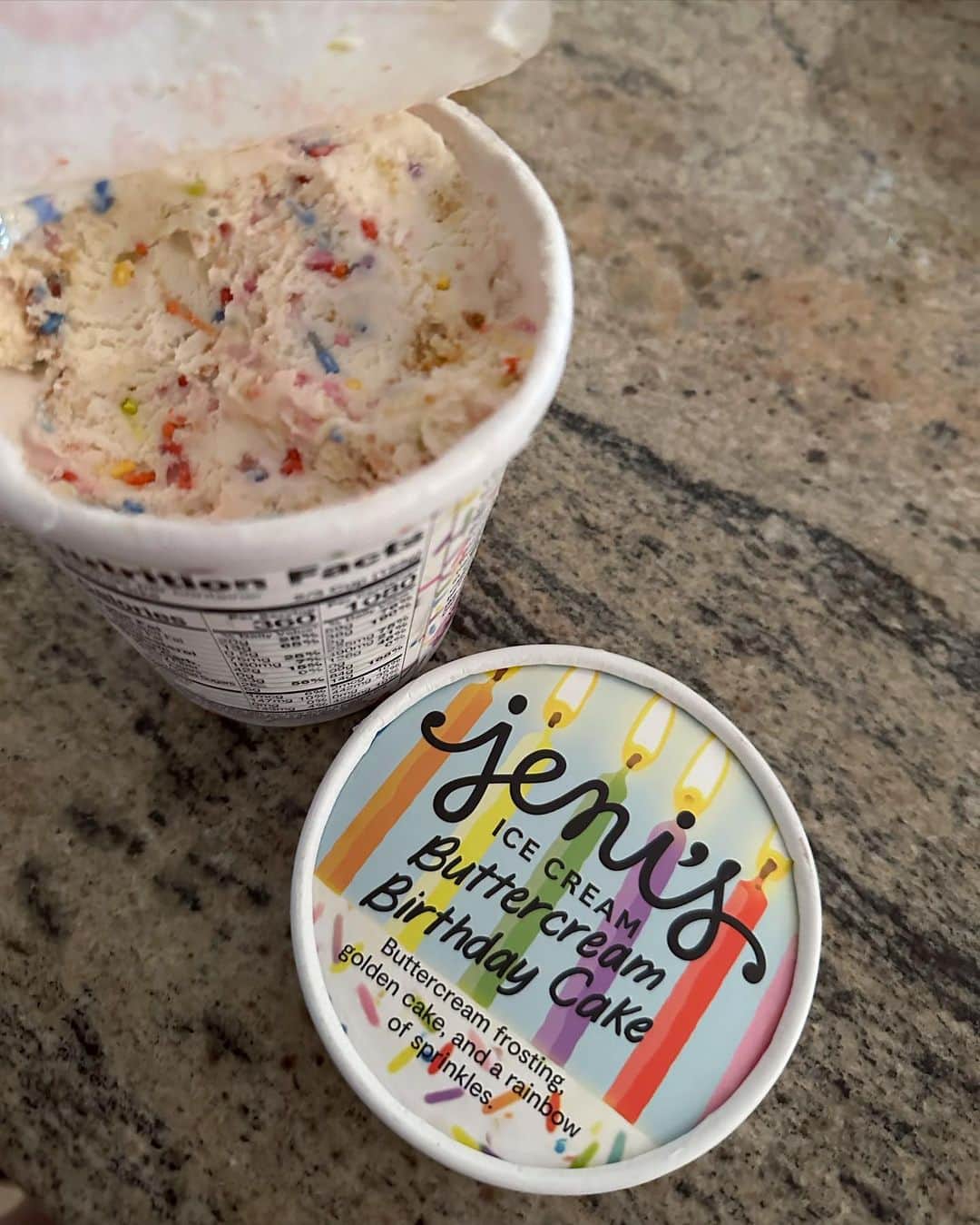 fukishaljさんのインスタグラム写真 - (fukishaljInstagram)「I love eat 😋  (子猫ちゃんがいて高いところにしかごはんおけなくてキャットフード机に置いててごめんなさい🙏🏻)  レモンちゃんは久しぶりの預かりボランティアぶり子育て🍋」5月31日 16時58分 - fukicammy_official
